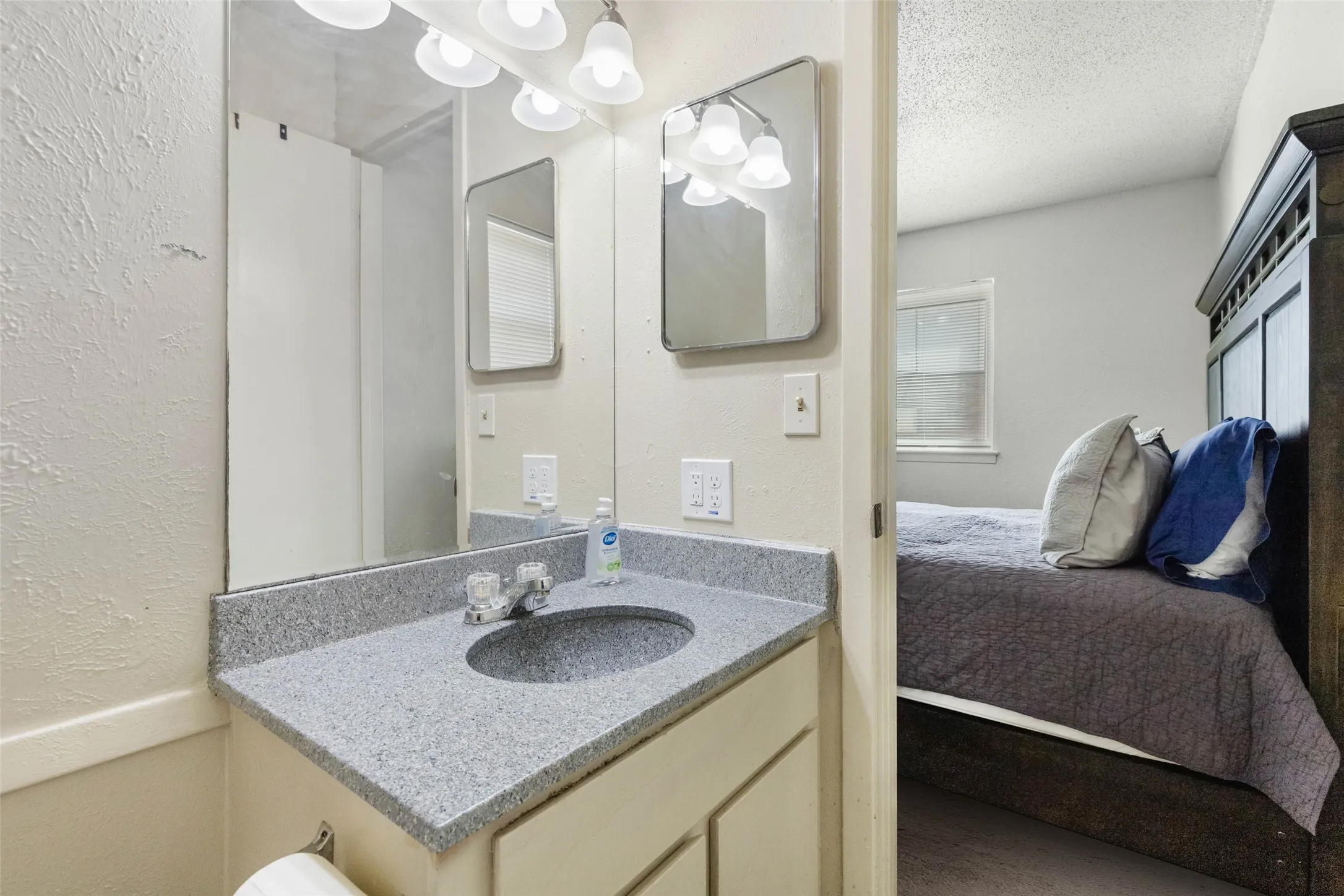 Single Family Residence For Sale in Dallas County , 910 Quebec Drive, Garland, Texas 75040, 3 Bedroom, 2 Bathroom, 2 Garage spaces, 1,031 Sqft, built in 1970, mls#21390641, Real Estate Agent in Garland, Homes For Sale in Dallas county, Homes For Sale in Garland, Realtor in Garland Texas, Real Estate Brokerage Independent Realty Texas, Luminita Cordes Realtor