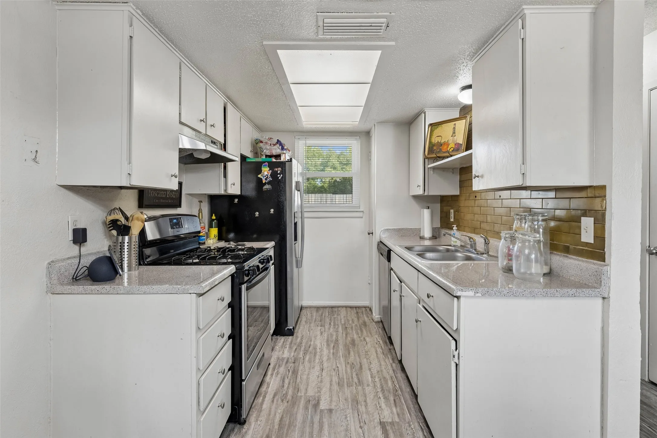 Single Family Residence For Sale in Dallas County , 910 Quebec Drive, Garland, Texas 75040, 3 Bedroom, 2 Bathroom, 2 Garage spaces, 1,031 Sqft, built in 1970, mls#21390641, Real Estate Agent in Garland, Homes For Sale in Dallas county, Homes For Sale in Garland, Realtor in Garland Texas, Real Estate Brokerage Independent Realty Texas, Luminita Cordes Realtor