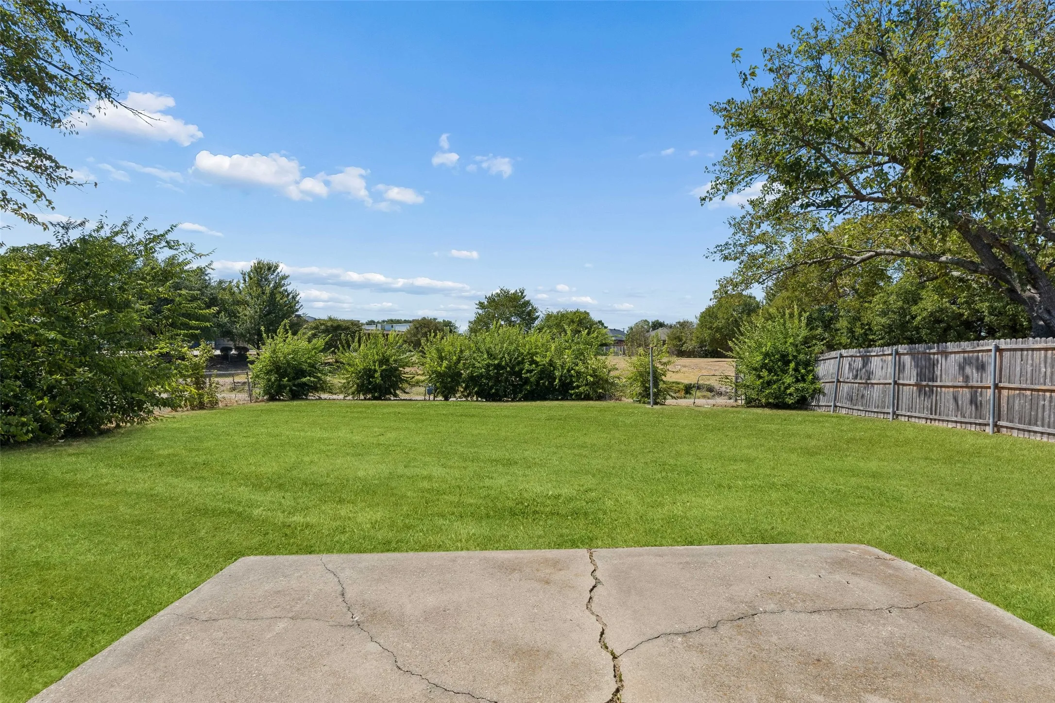 Single Family Residence For Sale in Dallas County , 910 Quebec Drive, Garland, Texas 75040, 3 Bedroom, 2 Bathroom, 2 Garage spaces, 1,031 Sqft, built in 1970, mls#21390641, Real Estate Agent in Garland, Homes For Sale in Dallas county, Homes For Sale in Garland, Realtor in Garland Texas, Real Estate Brokerage Independent Realty Texas, Luminita Cordes Realtor