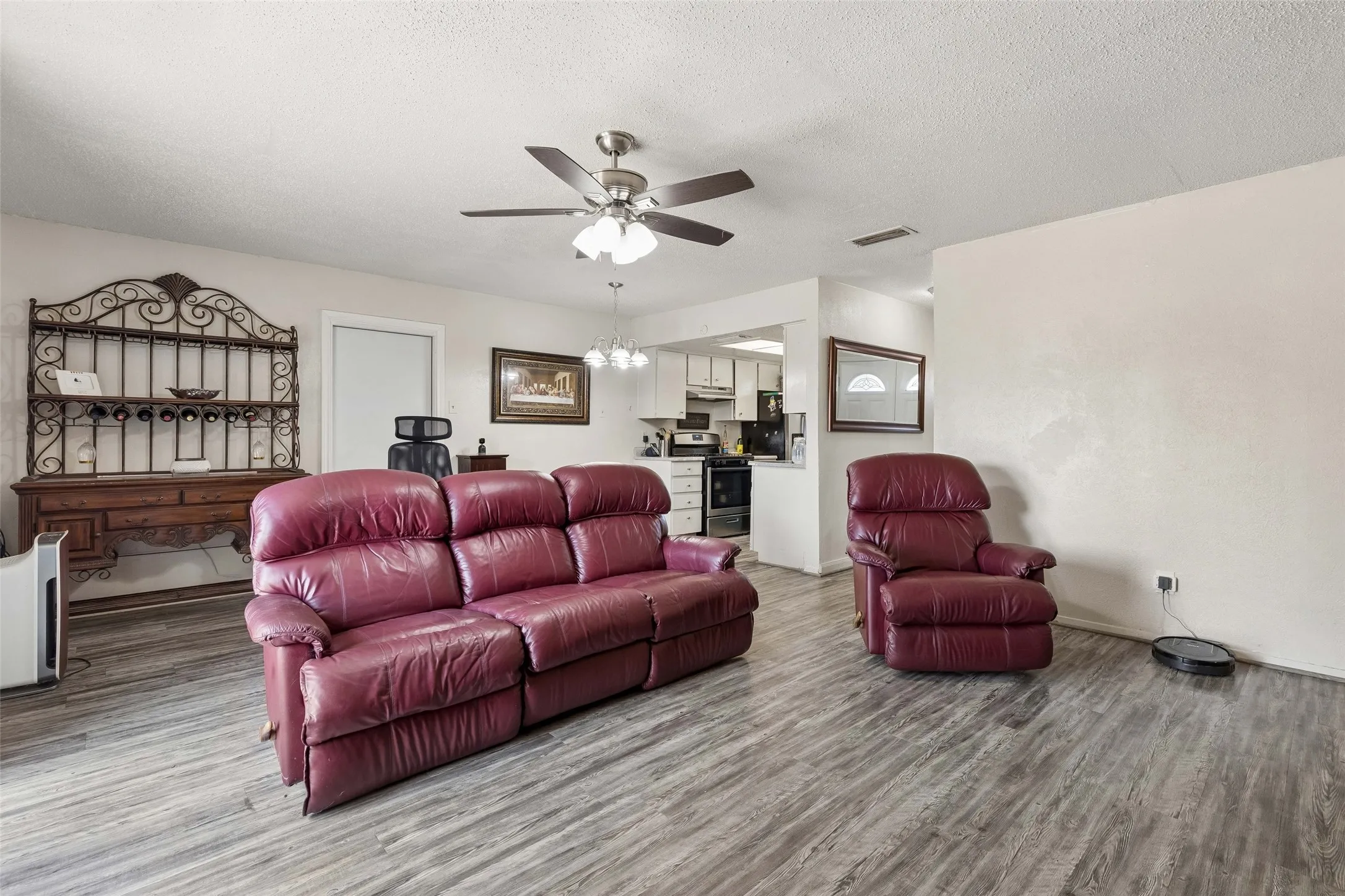 Single Family Residence For Sale in Dallas County , 910 Quebec Drive, Garland, Texas 75040, 3 Bedroom, 2 Bathroom, 2 Garage spaces, 1,031 Sqft, built in 1970, mls#21390641, Real Estate Agent in Garland, Homes For Sale in Dallas county, Homes For Sale in Garland, Realtor in Garland Texas, Real Estate Brokerage Independent Realty Texas, Luminita Cordes Realtor