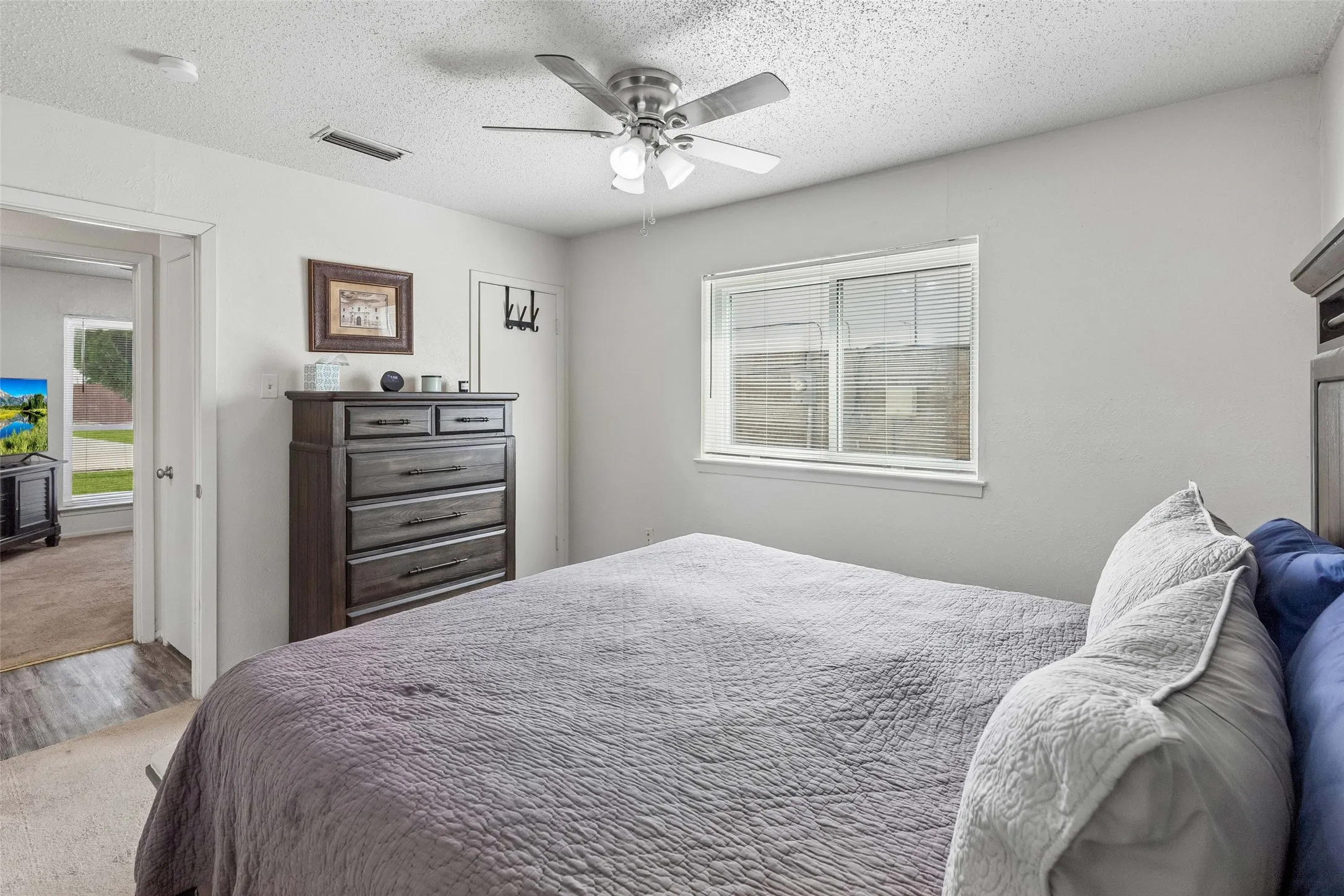 Single Family Residence For Sale in Dallas County , 910 Quebec Drive, Garland, Texas 75040, 3 Bedroom, 2 Bathroom, 2 Garage spaces, 1,031 Sqft, built in 1970, mls#21390641, Real Estate Agent in Garland, Homes For Sale in Dallas county, Homes For Sale in Garland, Realtor in Garland Texas, Real Estate Brokerage Independent Realty Texas, Luminita Cordes Realtor