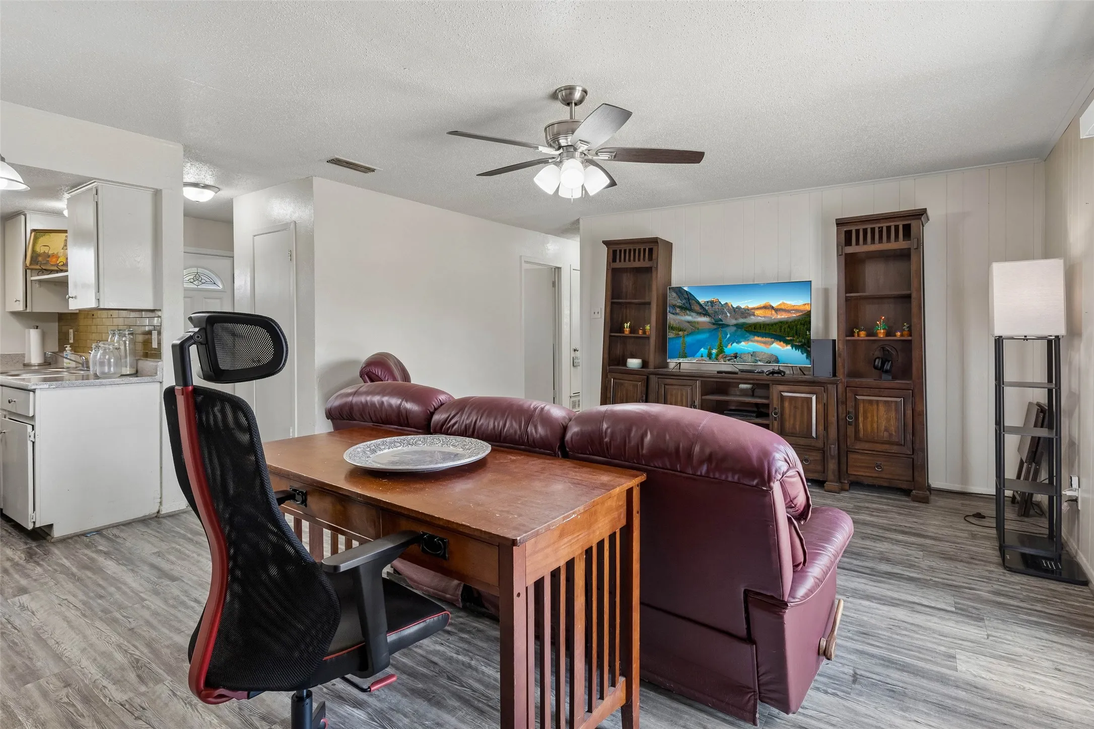 Single Family Residence For Sale in Dallas County , 910 Quebec Drive, Garland, Texas 75040, 3 Bedroom, 2 Bathroom, 2 Garage spaces, 1,031 Sqft, built in 1970, mls#21390641, Real Estate Agent in Garland, Homes For Sale in Dallas county, Homes For Sale in Garland, Realtor in Garland Texas, Real Estate Brokerage Independent Realty Texas, Luminita Cordes Realtor
