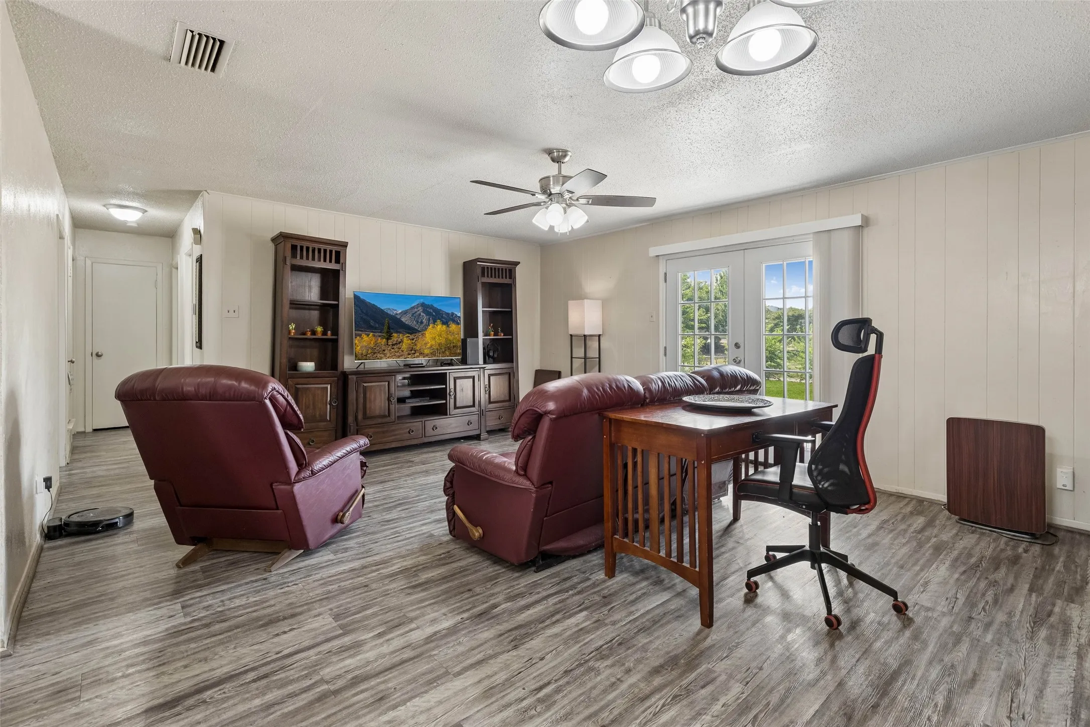 Single Family Residence For Sale in Dallas County , 910 Quebec Drive, Garland, Texas 75040, 3 Bedroom, 2 Bathroom, 2 Garage spaces, 1,031 Sqft, built in 1970, mls#21390641, Real Estate Agent in Garland, Homes For Sale in Dallas county, Homes For Sale in Garland, Realtor in Garland Texas, Real Estate Brokerage Independent Realty Texas, Luminita Cordes Realtor
