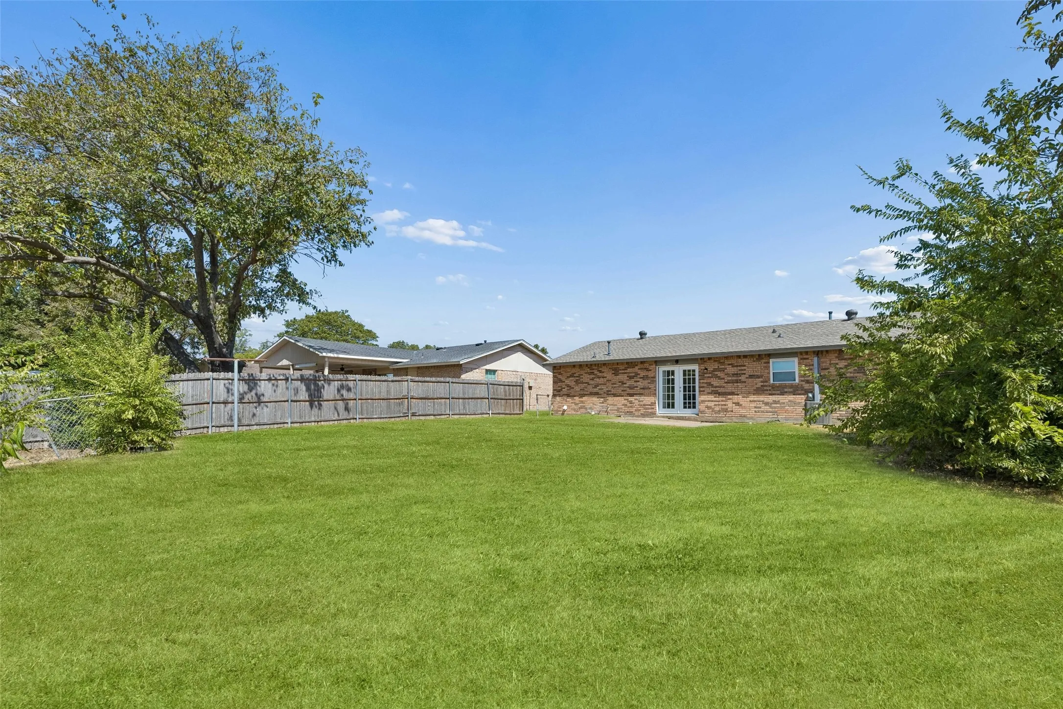 Single Family Residence For Sale in Dallas County , 910 Quebec Drive, Garland, Texas 75040, 3 Bedroom, 2 Bathroom, 2 Garage spaces, 1,031 Sqft, built in 1970, mls#21390641, Real Estate Agent in Garland, Homes For Sale in Dallas county, Homes For Sale in Garland, Realtor in Garland Texas, Real Estate Brokerage Independent Realty Texas, Luminita Cordes Realtor