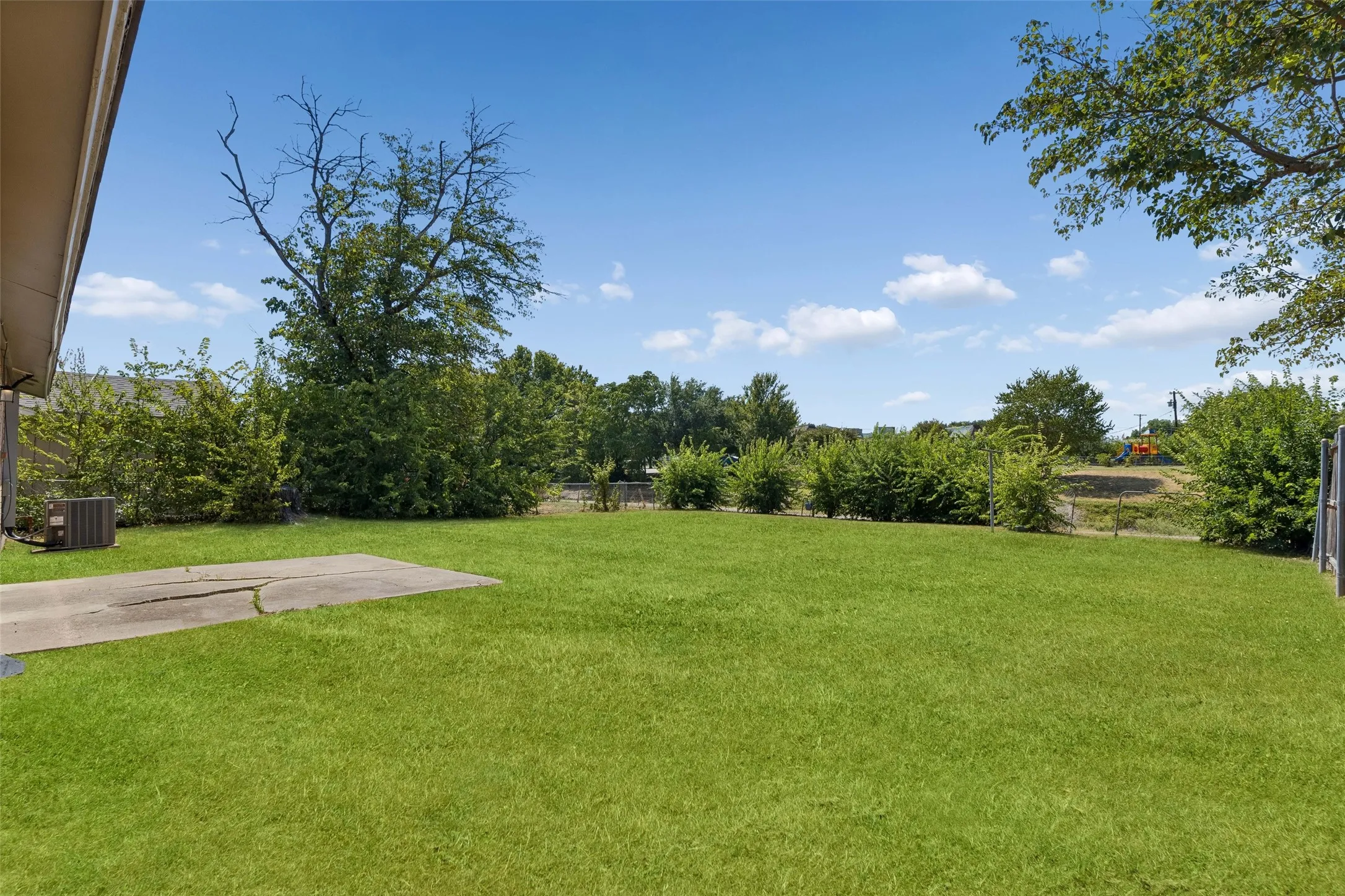 Single Family Residence For Sale in Dallas County , 910 Quebec Drive, Garland, Texas 75040, 3 Bedroom, 2 Bathroom, 2 Garage spaces, 1,031 Sqft, built in 1970, mls#21390641, Real Estate Agent in Garland, Homes For Sale in Dallas county, Homes For Sale in Garland, Realtor in Garland Texas, Real Estate Brokerage Independent Realty Texas, Luminita Cordes Realtor