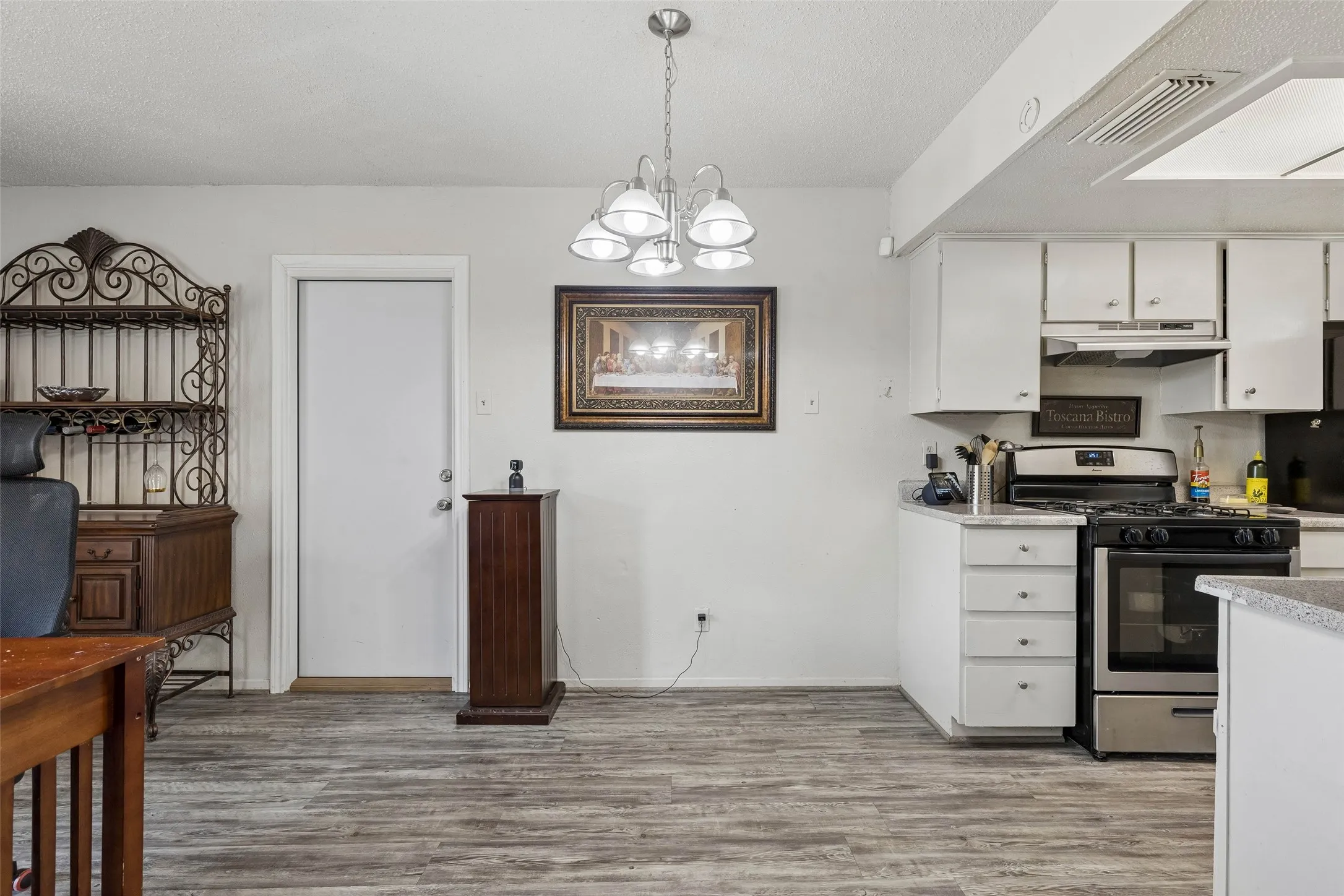 Single Family Residence For Sale in Dallas County , 910 Quebec Drive, Garland, Texas 75040, 3 Bedroom, 2 Bathroom, 2 Garage spaces, 1,031 Sqft, built in 1970, mls#21390641, Real Estate Agent in Garland, Homes For Sale in Dallas county, Homes For Sale in Garland, Realtor in Garland Texas, Real Estate Brokerage Independent Realty Texas, Luminita Cordes Realtor