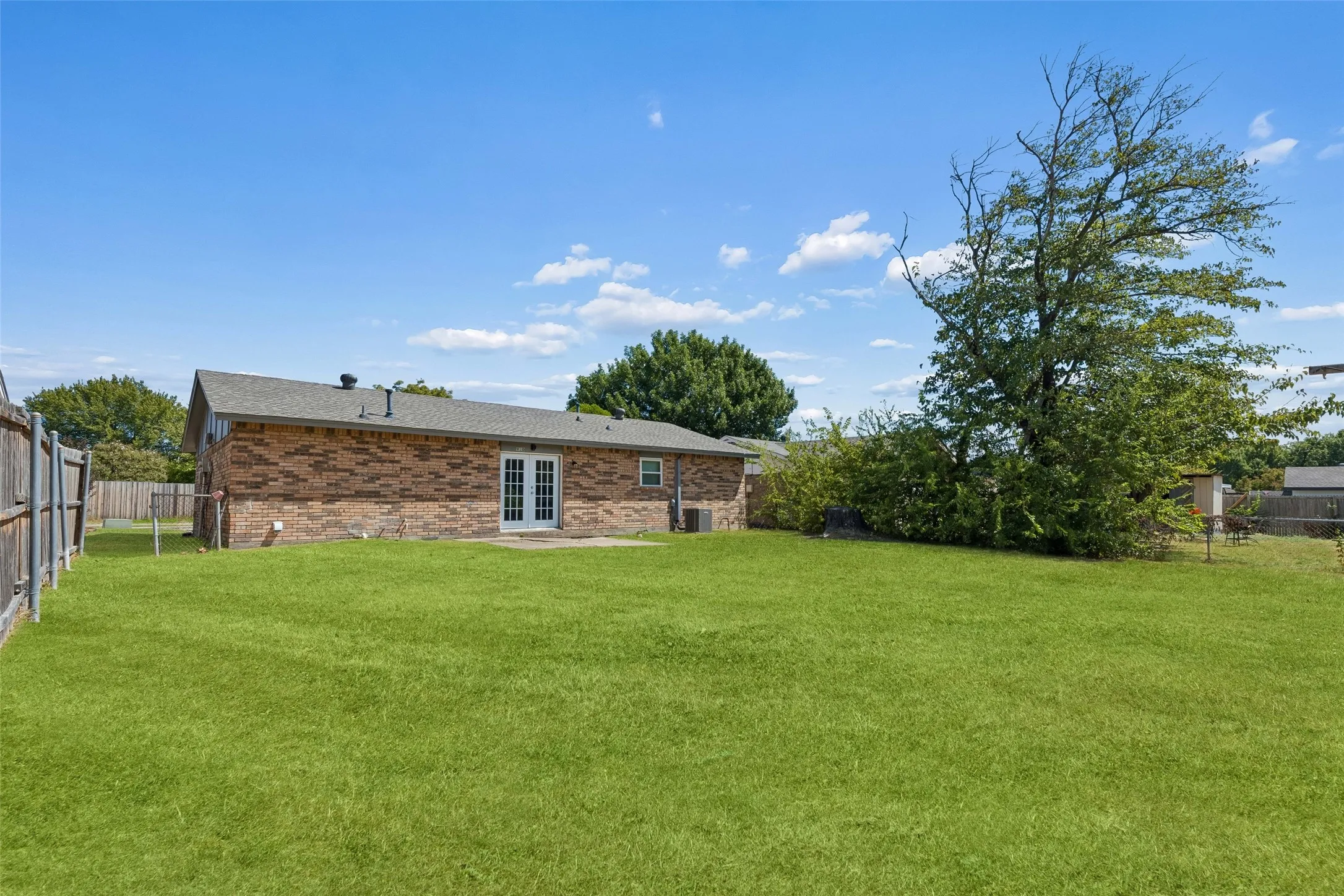Single Family Residence For Sale in Dallas County , 910 Quebec Drive, Garland, Texas 75040, 3 Bedroom, 2 Bathroom, 2 Garage spaces, 1,031 Sqft, built in 1970, mls#21390641, Real Estate Agent in Garland, Homes For Sale in Dallas county, Homes For Sale in Garland, Realtor in Garland Texas, Real Estate Brokerage Independent Realty Texas, Luminita Cordes Realtor
