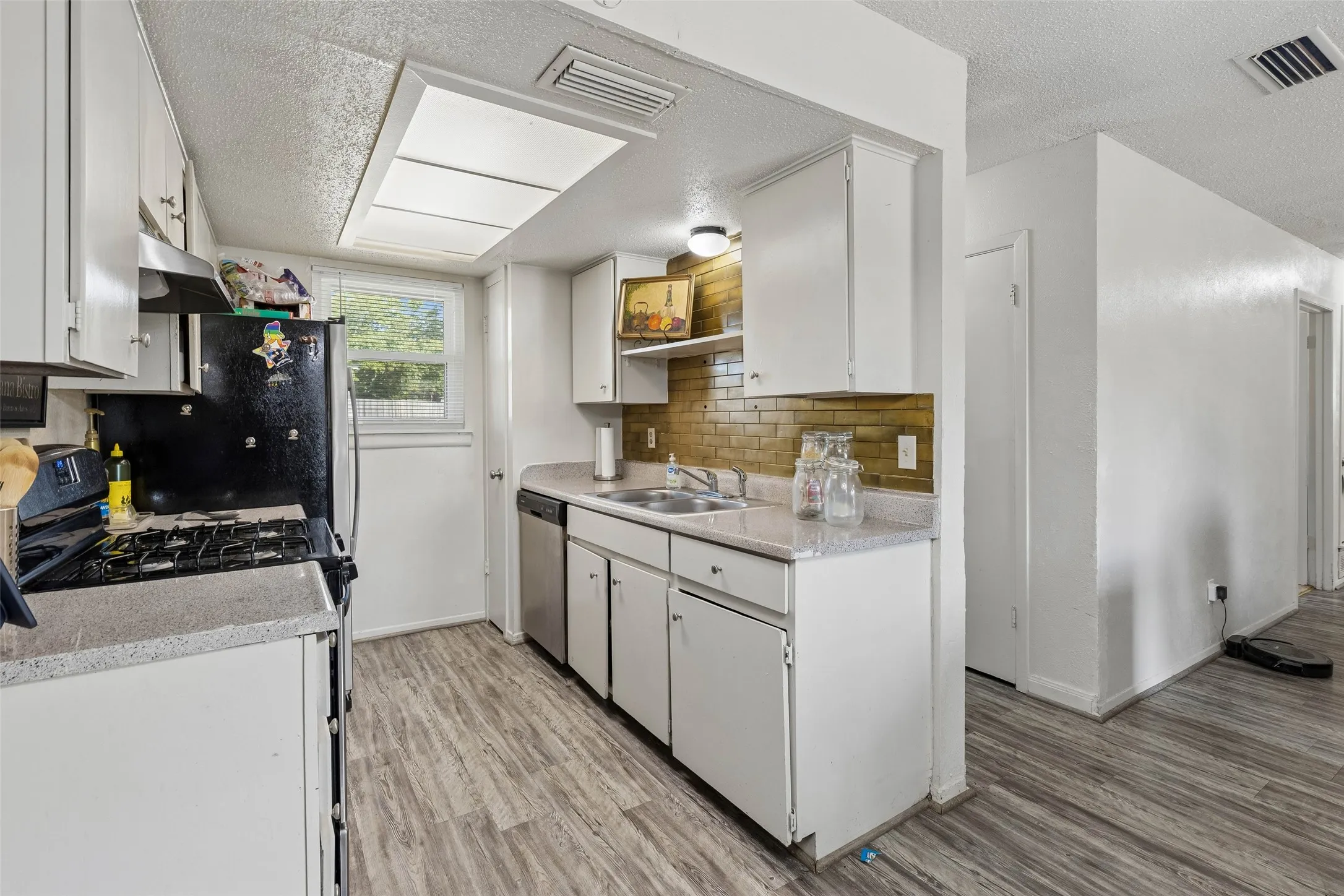 Single Family Residence For Sale in Dallas County , 910 Quebec Drive, Garland, Texas 75040, 3 Bedroom, 2 Bathroom, 2 Garage spaces, 1,031 Sqft, built in 1970, mls#21390641, Real Estate Agent in Garland, Homes For Sale in Dallas county, Homes For Sale in Garland, Realtor in Garland Texas, Real Estate Brokerage Independent Realty Texas, Luminita Cordes Realtor