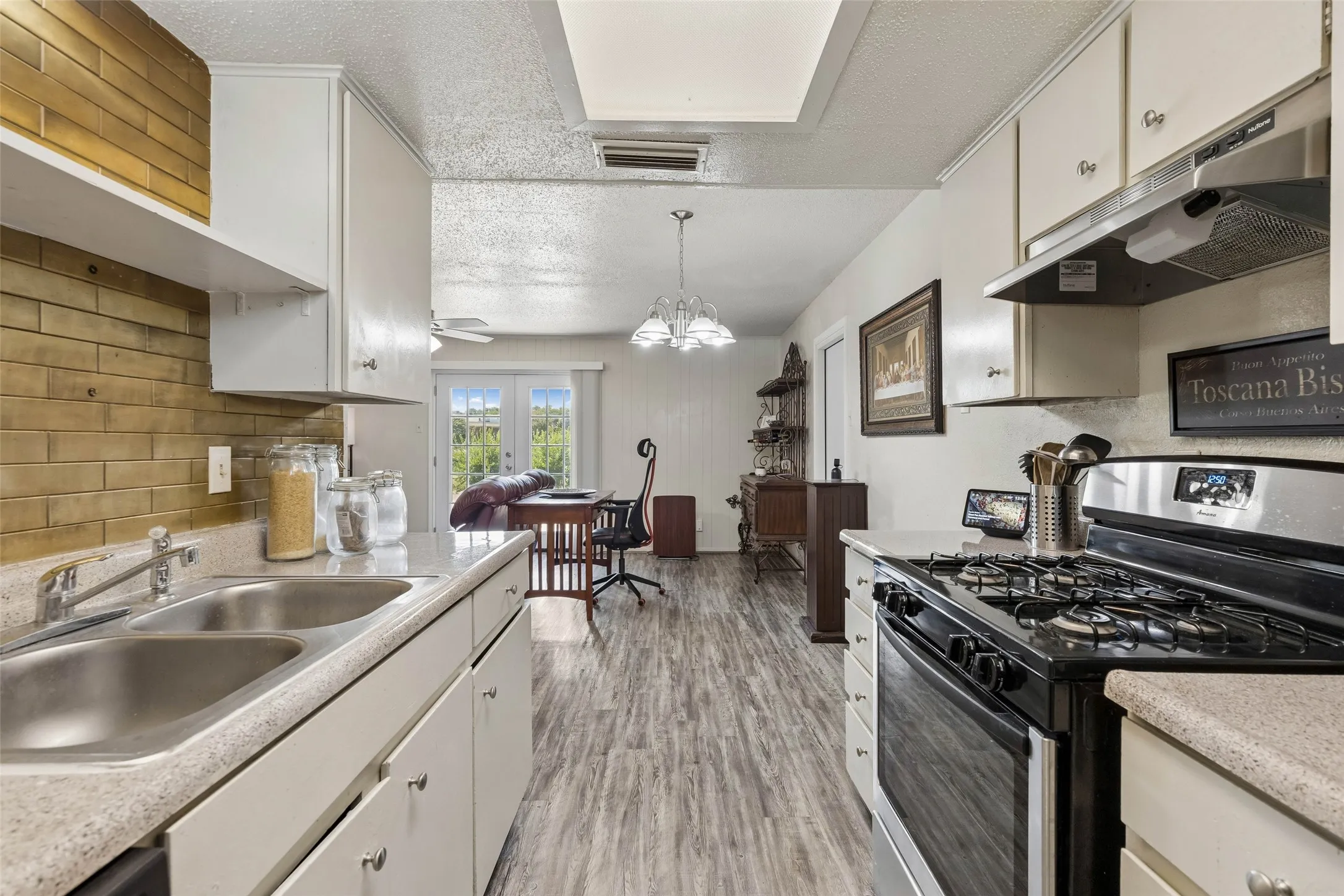 Single Family Residence For Sale in Dallas County , 910 Quebec Drive, Garland, Texas 75040, 3 Bedroom, 2 Bathroom, 2 Garage spaces, 1,031 Sqft, built in 1970, mls#21390641, Real Estate Agent in Garland, Homes For Sale in Dallas county, Homes For Sale in Garland, Realtor in Garland Texas, Real Estate Brokerage Independent Realty Texas, Luminita Cordes Realtor