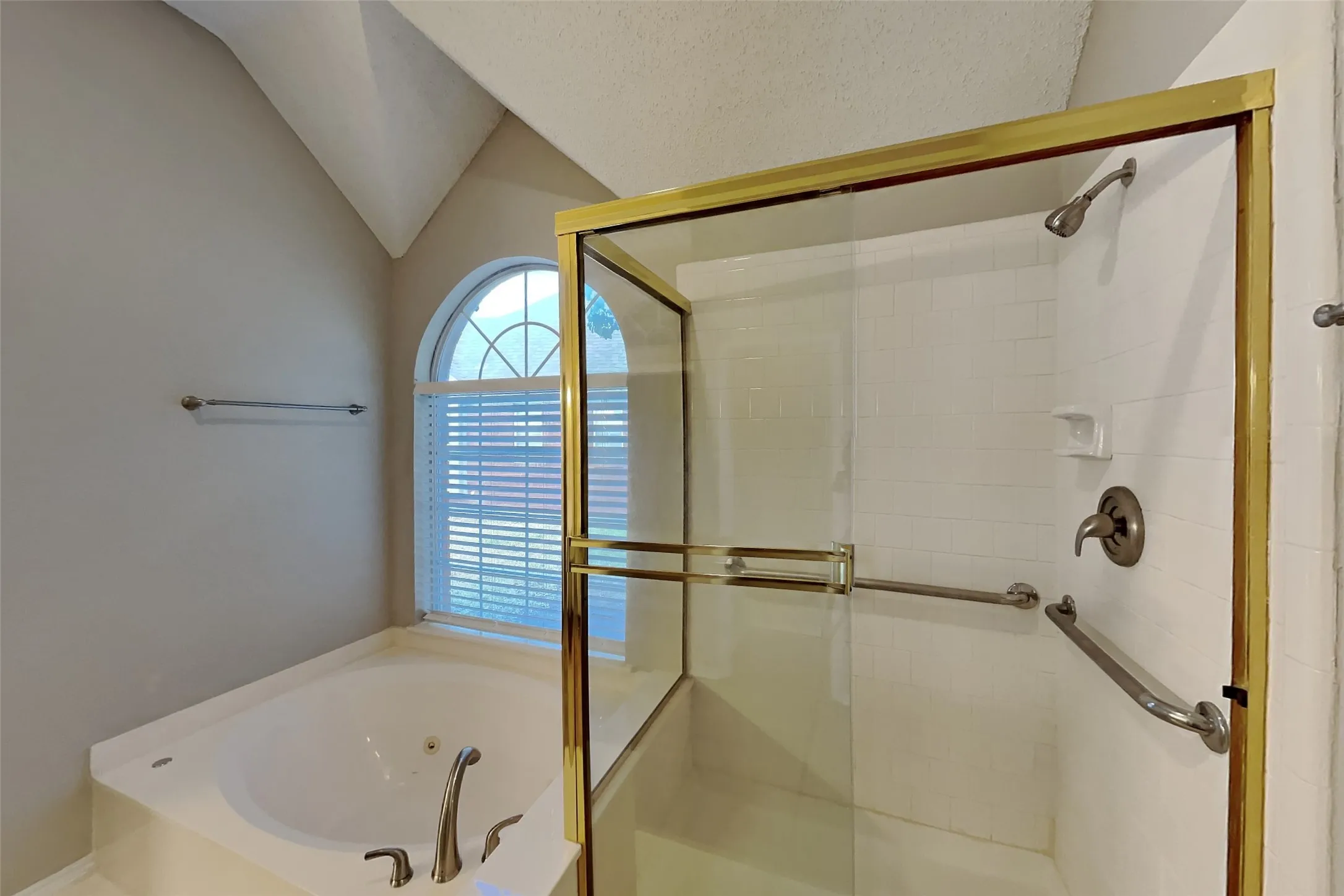 Single Family Residence For Rent in Collin County , 10400 Napa Valley Drive, Frisco, Texas 75035, 3 Bedroom, 2 Bathroom, 2 Garage spaces, 2,443 Sqft, built in 1992, mls#21391663, Real Estate Agent in Frisco, Homes For Rent in Collin county, Homes For Rent in Frisco, Realtor in Frisco Texas, Real Estate Brokerage Independent Realty Texas, Luminita Cordes Realtor
