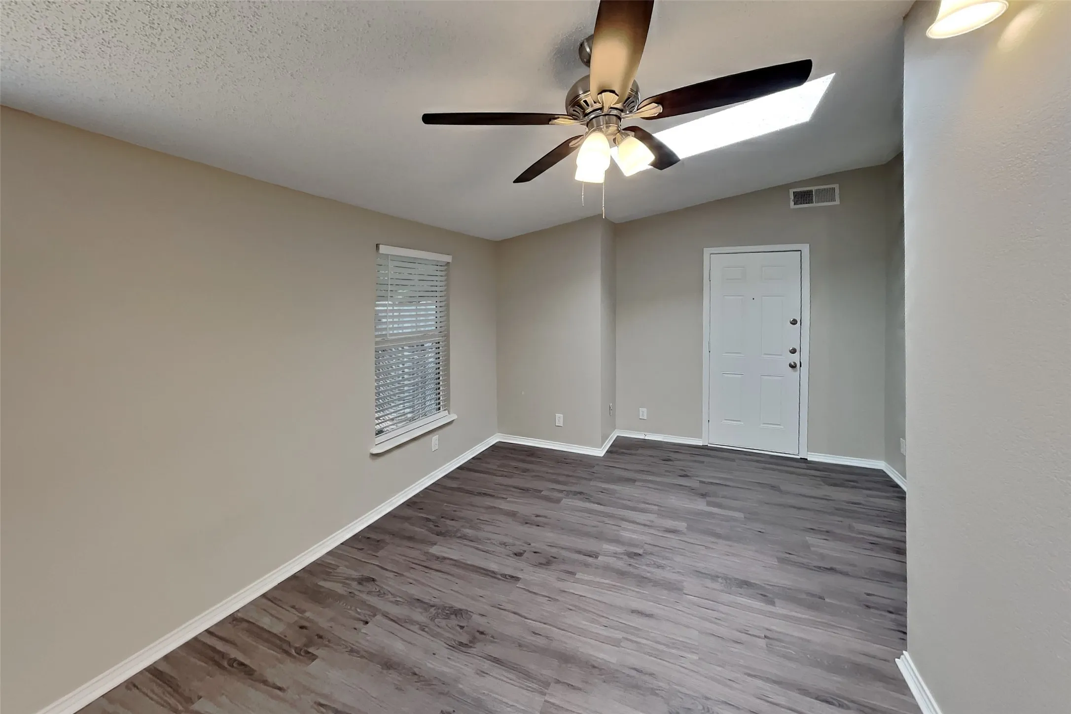 Single Family Residence For Rent in Collin County , 10400 Napa Valley Drive, Frisco, Texas 75035, 3 Bedroom, 2 Bathroom, 2 Garage spaces, 2,443 Sqft, built in 1992, mls#21391663, Real Estate Agent in Frisco, Homes For Rent in Collin county, Homes For Rent in Frisco, Realtor in Frisco Texas, Real Estate Brokerage Independent Realty Texas, Luminita Cordes Realtor