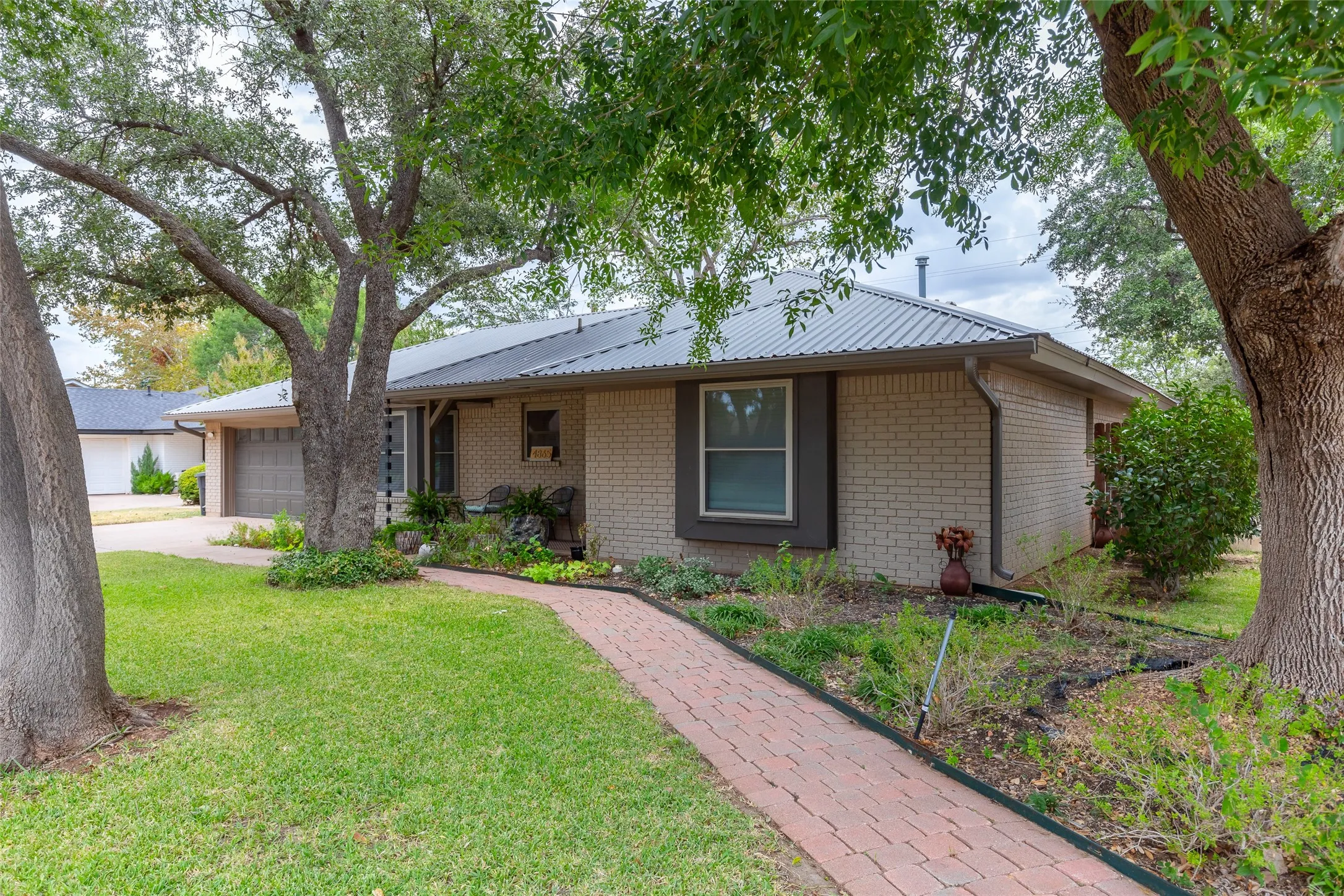 Single Family Residence For Sale in Taylor County , 4865 Annette Lane, Abilene, Texas 79606, 3 Bedroom, 2 Bathroom, 2 Garage spaces, 1,983 Sqft, built in 1983, mls#21391627, Real Estate Agent in Abilene, Homes For Sale in Taylor county, Homes For Sale in Abilene, Realtor in Abilene Texas, Real Estate Brokerage Independent Realty Texas, Luminita Cordes Realtor