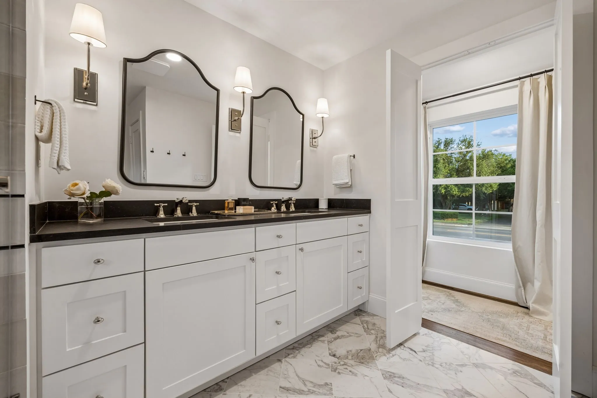Single Family Residence For Sale in Dallas County , 6839 Gaston Avenue, Dallas, Texas 75214, 3 Bedroom, 5 Bathroom, 2 Garage spaces, 3,011 Sqft, built in 1936, mls#21391439, Real Estate Agent in Dallas, Homes For Sale in Dallas county, Homes For Sale in Dallas, Realtor in Dallas Texas, Real Estate Brokerage Independent Realty Texas, Luminita Cordes Realtor