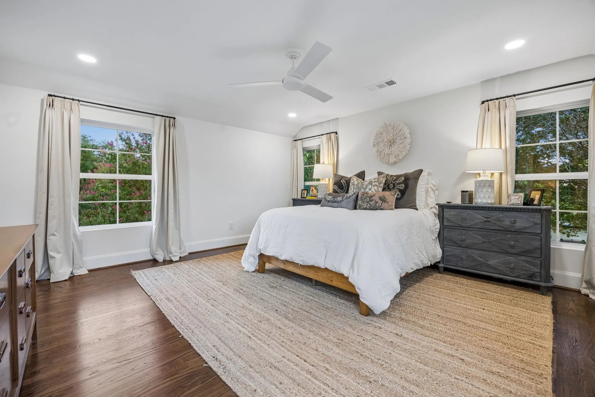 Single Family Residence For Sale in Dallas County , 6839 Gaston Avenue, Dallas, Texas 75214, 3 Bedroom, 5 Bathroom, 2 Garage spaces, 3,011 Sqft, built in 1936, mls#21391439, Real Estate Agent in Dallas, Homes For Sale in Dallas county, Homes For Sale in Dallas, Realtor in Dallas Texas, Real Estate Brokerage Independent Realty Texas, Luminita Cordes Realtor