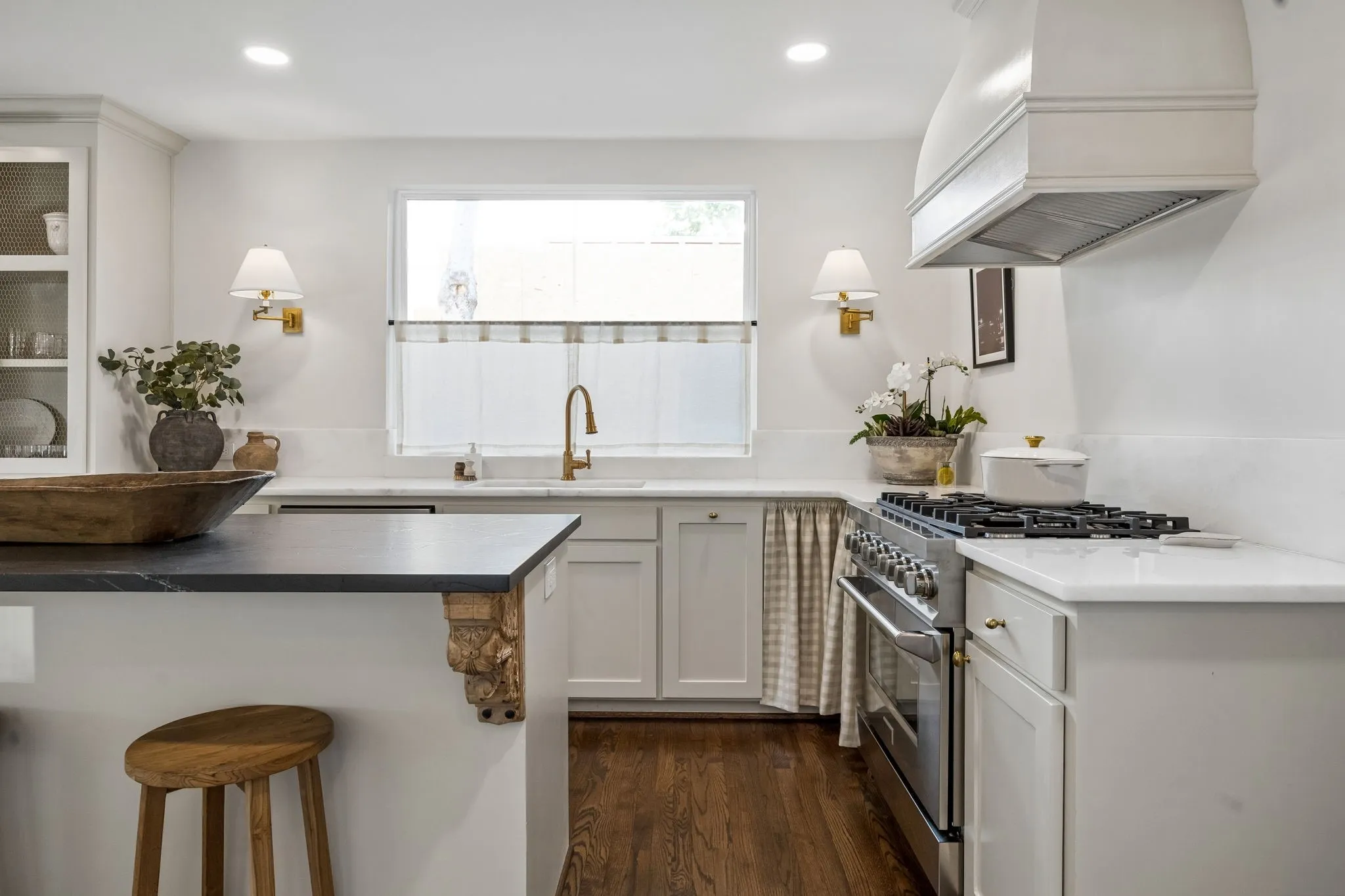 Single Family Residence For Sale in Dallas County , 6839 Gaston Avenue, Dallas, Texas 75214, 3 Bedroom, 5 Bathroom, 2 Garage spaces, 3,011 Sqft, built in 1936, mls#21391439, Real Estate Agent in Dallas, Homes For Sale in Dallas county, Homes For Sale in Dallas, Realtor in Dallas Texas, Real Estate Brokerage Independent Realty Texas, Luminita Cordes Realtor