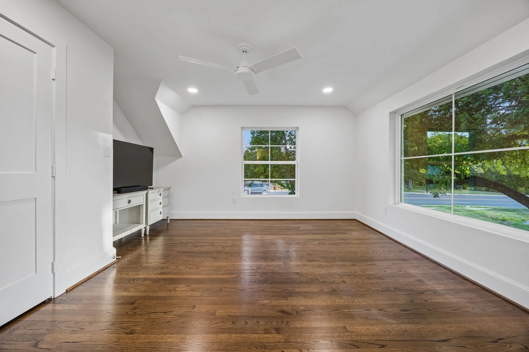 Single Family Residence For Sale in Dallas County , 6839 Gaston Avenue, Dallas, Texas 75214, 3 Bedroom, 5 Bathroom, 2 Garage spaces, 3,011 Sqft, built in 1936, mls#21391439, Real Estate Agent in Dallas, Homes For Sale in Dallas county, Homes For Sale in Dallas, Realtor in Dallas Texas, Real Estate Brokerage Independent Realty Texas, Luminita Cordes Realtor