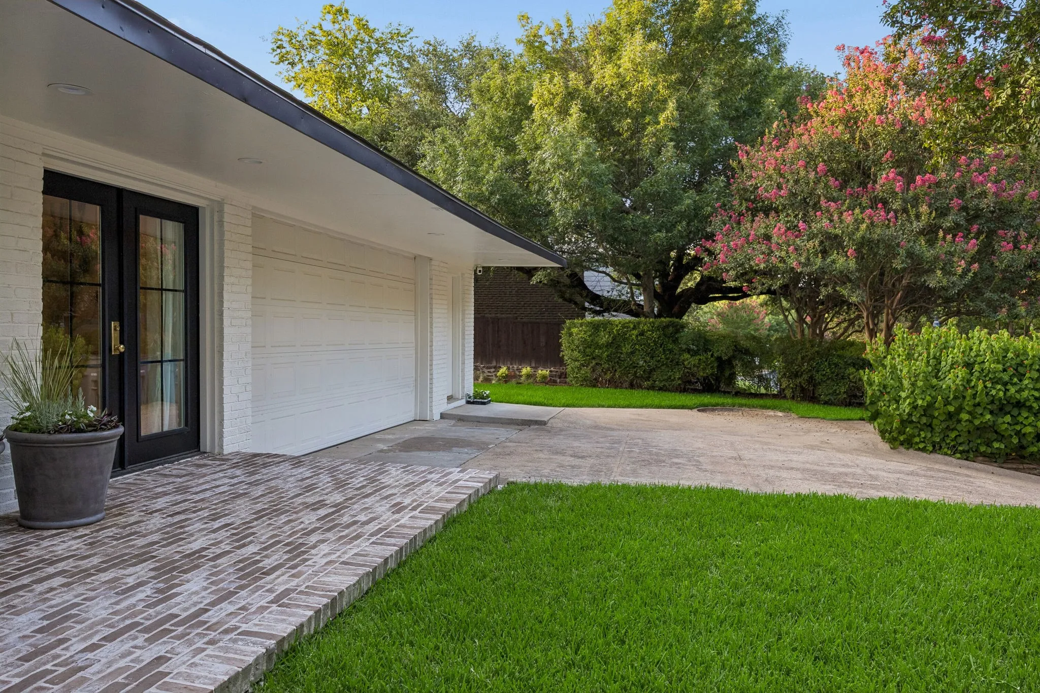 Single Family Residence For Sale in Dallas County , 6839 Gaston Avenue, Dallas, Texas 75214, 3 Bedroom, 5 Bathroom, 2 Garage spaces, 3,011 Sqft, built in 1936, mls#21391439, Real Estate Agent in Dallas, Homes For Sale in Dallas county, Homes For Sale in Dallas, Realtor in Dallas Texas, Real Estate Brokerage Independent Realty Texas, Luminita Cordes Realtor