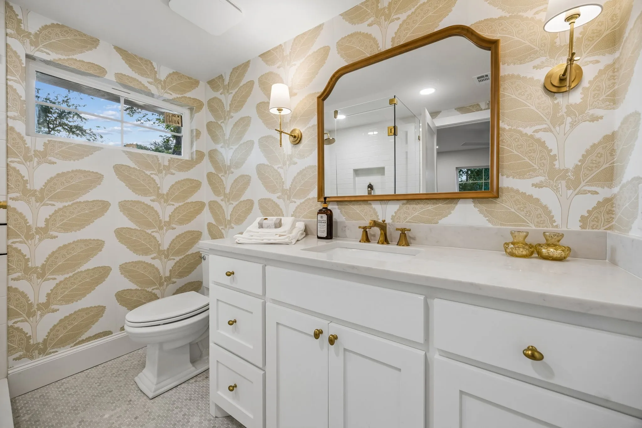 Single Family Residence For Sale in Dallas County , 6839 Gaston Avenue, Dallas, Texas 75214, 3 Bedroom, 5 Bathroom, 2 Garage spaces, 3,011 Sqft, built in 1936, mls#21391439, Real Estate Agent in Dallas, Homes For Sale in Dallas county, Homes For Sale in Dallas, Realtor in Dallas Texas, Real Estate Brokerage Independent Realty Texas, Luminita Cordes Realtor