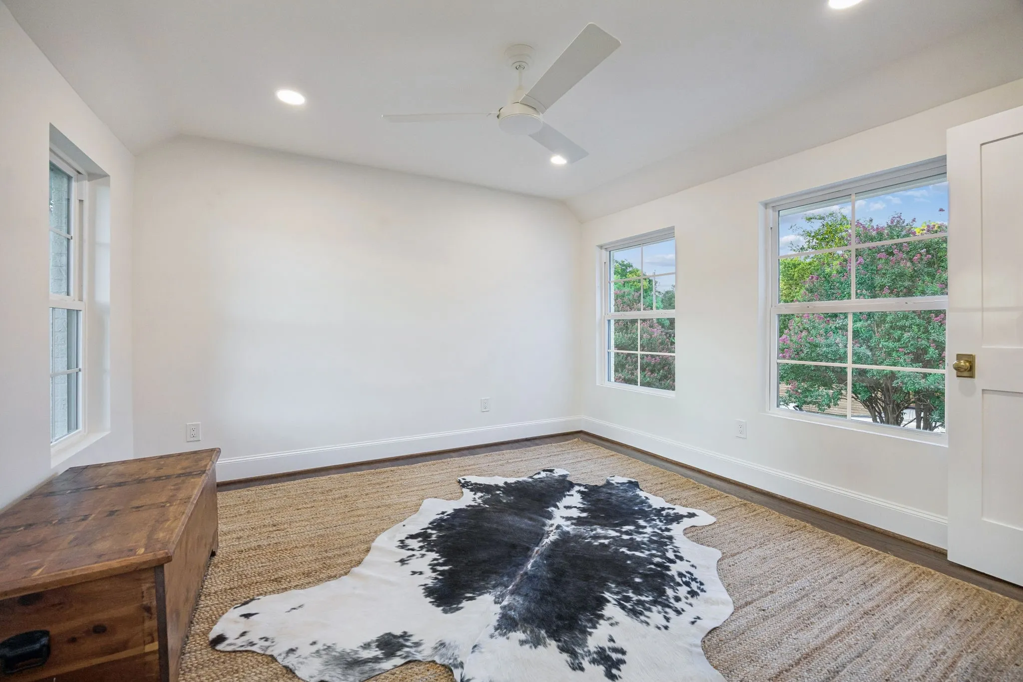 Single Family Residence For Sale in Dallas County , 6839 Gaston Avenue, Dallas, Texas 75214, 3 Bedroom, 5 Bathroom, 2 Garage spaces, 3,011 Sqft, built in 1936, mls#21391439, Real Estate Agent in Dallas, Homes For Sale in Dallas county, Homes For Sale in Dallas, Realtor in Dallas Texas, Real Estate Brokerage Independent Realty Texas, Luminita Cordes Realtor