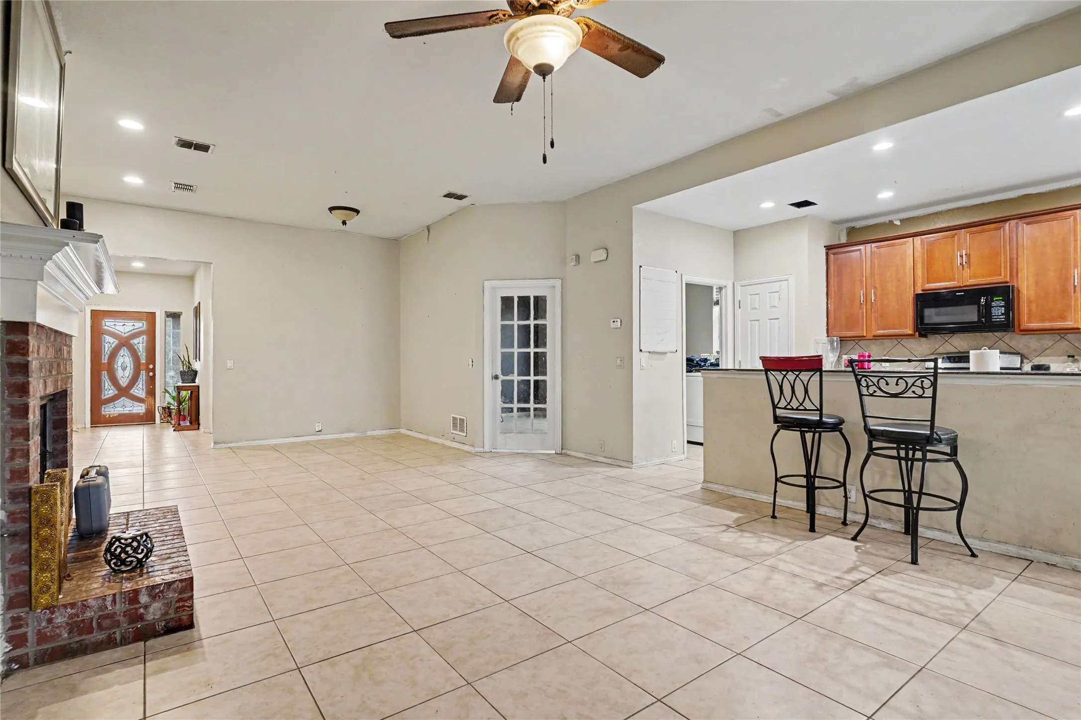 Single Family Residence For Sale in Tarrant County , 2707 Meadow Lake Drive, Grand Prairie, Texas 75050, 3 Bedroom, 2 Bathroom, 2 Garage spaces, 1,935 Sqft, built in 2008, mls#21389435, Real Estate Agent in Grand Prairie, Homes For Sale in Tarrant county, Homes For Sale in Grand Prairie, Realtor in Grand Prairie Texas, Real Estate Brokerage Independent Realty Texas, Luminita Cordes Realtor