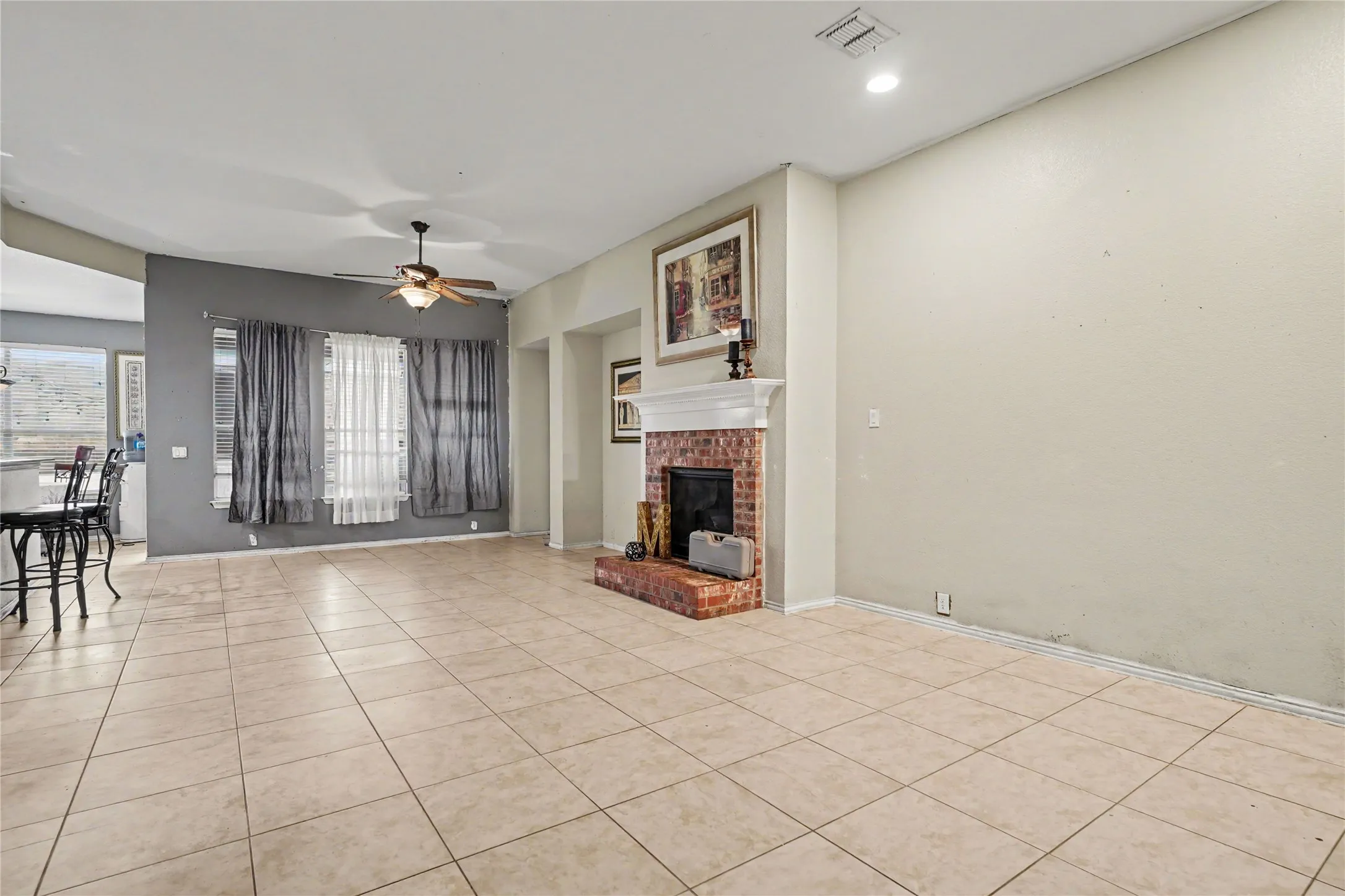 Single Family Residence For Sale in Tarrant County , 2707 Meadow Lake Drive, Grand Prairie, Texas 75050, 3 Bedroom, 2 Bathroom, 2 Garage spaces, 1,935 Sqft, built in 2008, mls#21389435, Real Estate Agent in Grand Prairie, Homes For Sale in Tarrant county, Homes For Sale in Grand Prairie, Realtor in Grand Prairie Texas, Real Estate Brokerage Independent Realty Texas, Luminita Cordes Realtor