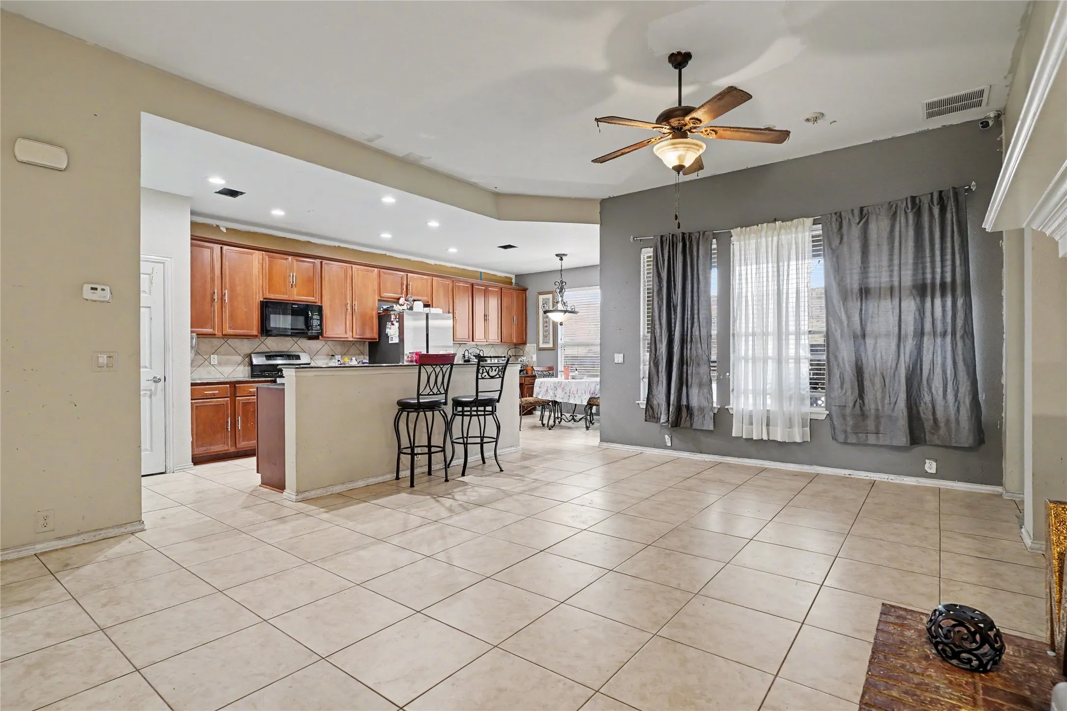 Single Family Residence For Sale in Tarrant County , 2707 Meadow Lake Drive, Grand Prairie, Texas 75050, 3 Bedroom, 2 Bathroom, 2 Garage spaces, 1,935 Sqft, built in 2008, mls#21389435, Real Estate Agent in Grand Prairie, Homes For Sale in Tarrant county, Homes For Sale in Grand Prairie, Realtor in Grand Prairie Texas, Real Estate Brokerage Independent Realty Texas, Luminita Cordes Realtor