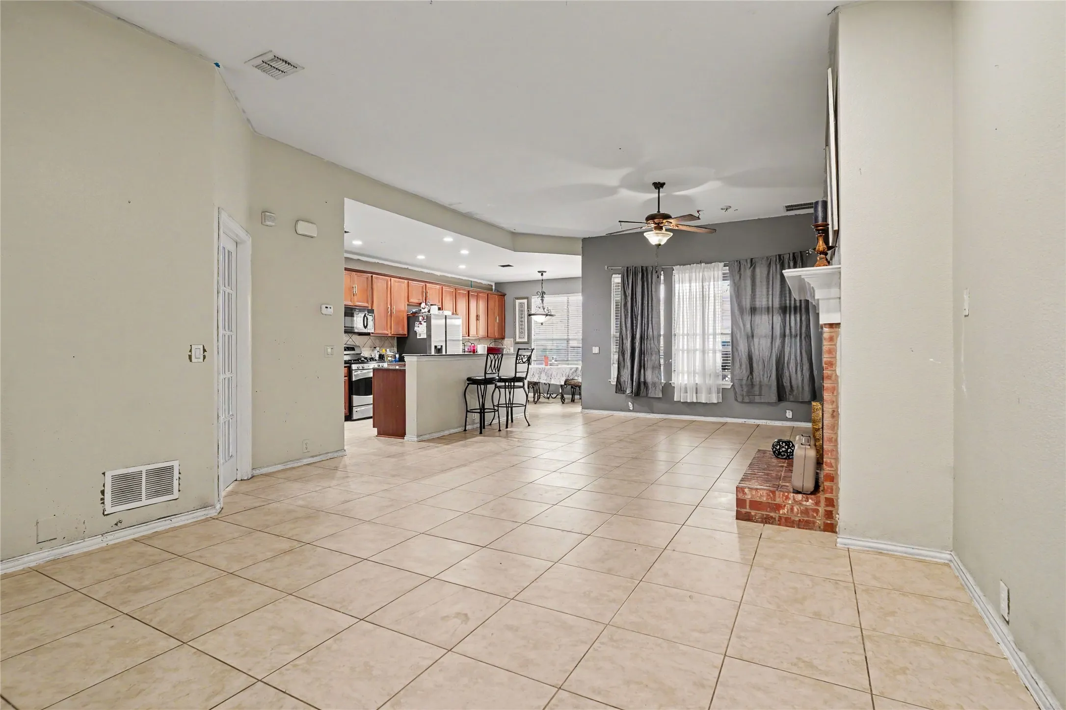 Single Family Residence For Sale in Tarrant County , 2707 Meadow Lake Drive, Grand Prairie, Texas 75050, 3 Bedroom, 2 Bathroom, 2 Garage spaces, 1,935 Sqft, built in 2008, mls#21389435, Real Estate Agent in Grand Prairie, Homes For Sale in Tarrant county, Homes For Sale in Grand Prairie, Realtor in Grand Prairie Texas, Real Estate Brokerage Independent Realty Texas, Luminita Cordes Realtor