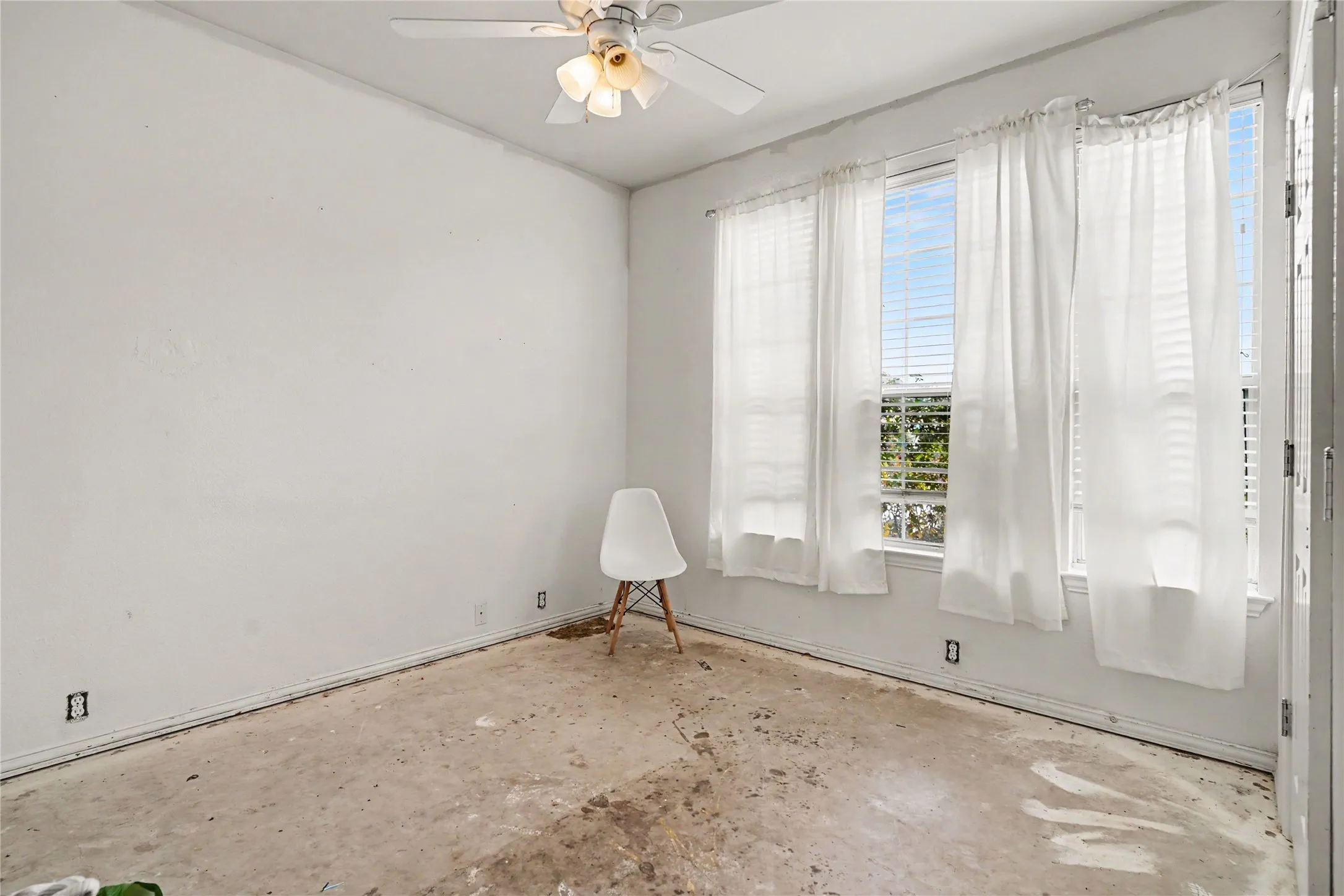 Single Family Residence For Sale in Tarrant County , 2707 Meadow Lake Drive, Grand Prairie, Texas 75050, 3 Bedroom, 2 Bathroom, 2 Garage spaces, 1,935 Sqft, built in 2008, mls#21389435, Real Estate Agent in Grand Prairie, Homes For Sale in Tarrant county, Homes For Sale in Grand Prairie, Realtor in Grand Prairie Texas, Real Estate Brokerage Independent Realty Texas, Luminita Cordes Realtor