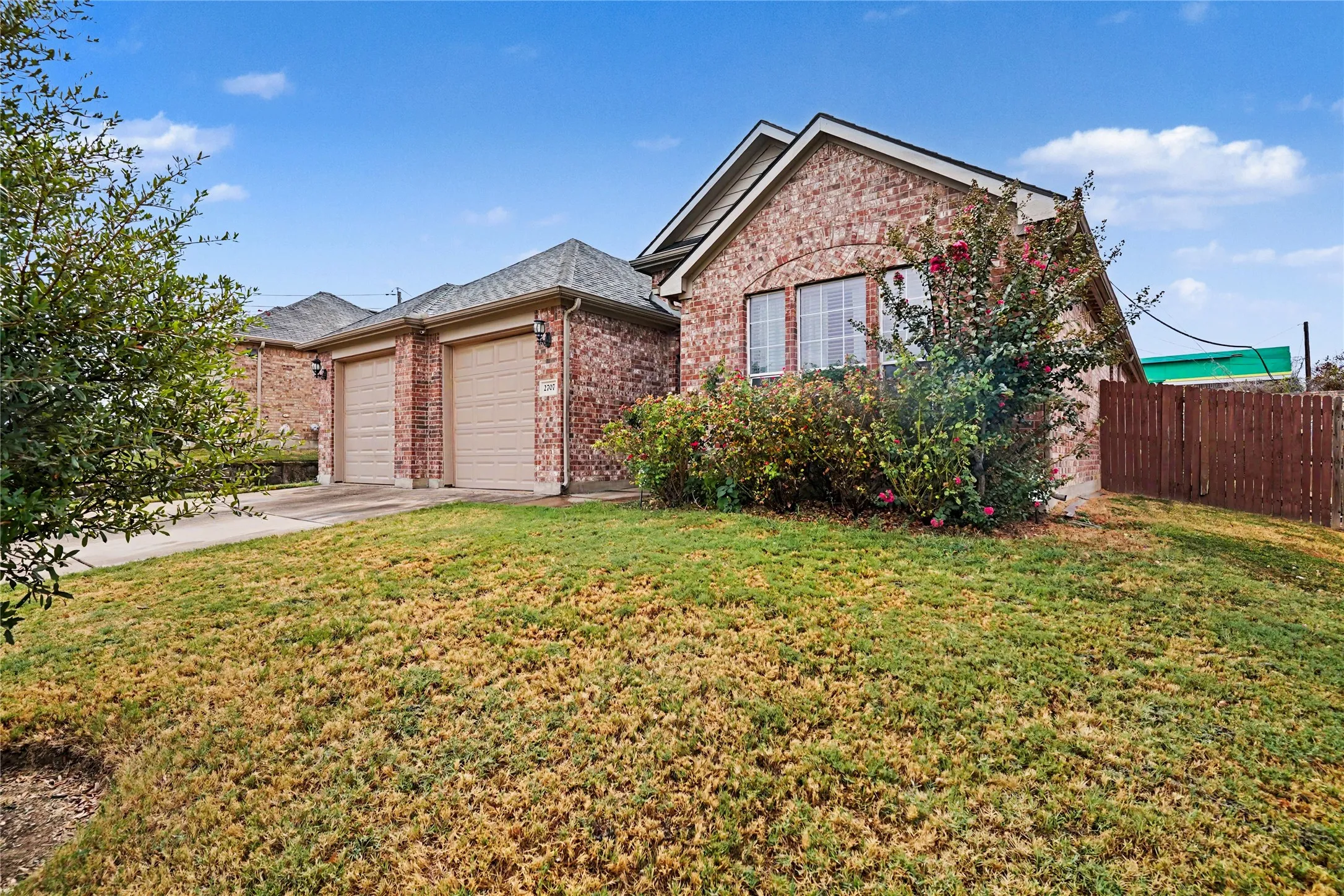 Single Family Residence For Sale in Tarrant County , 2707 Meadow Lake Drive, Grand Prairie, Texas 75050, 3 Bedroom, 2 Bathroom, 2 Garage spaces, 1,935 Sqft, built in 2008, mls#21389435, Real Estate Agent in Grand Prairie, Homes For Sale in Tarrant county, Homes For Sale in Grand Prairie, Realtor in Grand Prairie Texas, Real Estate Brokerage Independent Realty Texas, Luminita Cordes Realtor