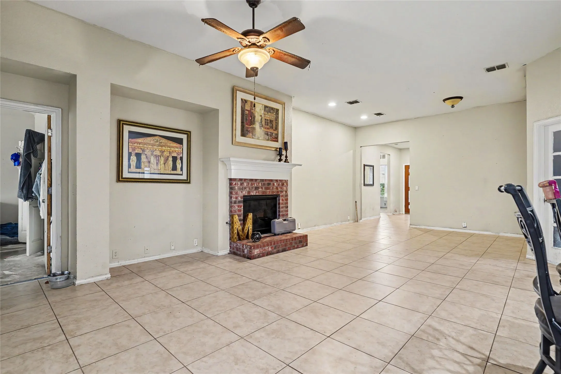 Single Family Residence For Sale in Tarrant County , 2707 Meadow Lake Drive, Grand Prairie, Texas 75050, 3 Bedroom, 2 Bathroom, 2 Garage spaces, 1,935 Sqft, built in 2008, mls#21389435, Real Estate Agent in Grand Prairie, Homes For Sale in Tarrant county, Homes For Sale in Grand Prairie, Realtor in Grand Prairie Texas, Real Estate Brokerage Independent Realty Texas, Luminita Cordes Realtor