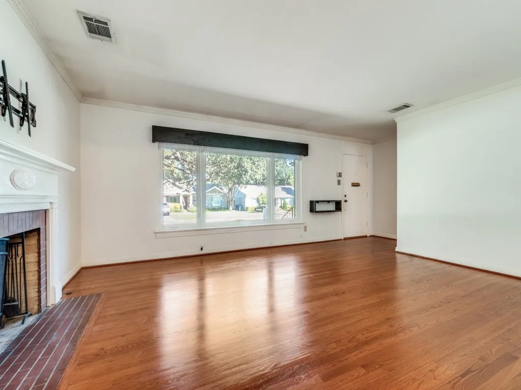 Single Family Residence For Rent in Dallas County , 6150 Ravendale Lane, Dallas, Texas 75214, 3 Bedroom, 1 Bathroom, 2 Garage spaces, 1,406 Sqft, built in 1950, mls#21391262, Real Estate Agent in Dallas, Homes For Rent in Dallas county, Homes For Rent in Dallas, Realtor in Dallas Texas, Real Estate Brokerage Independent Realty Texas, Luminita Cordes Realtor