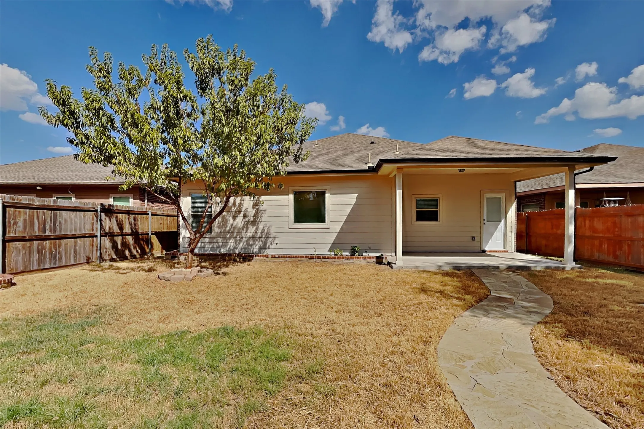 Single Family Residence For Rent in Tarrant County , 11704 Anna Grace Drive, Fort Worth, Texas 76028, 3 Bedroom, 2 Bathroom, 2 Garage spaces, 1,712 Sqft, built in 2014, mls#21391672, Real Estate Agent in Fort Worth, Homes For Rent in Tarrant county, Homes For Rent in Fort Worth, Realtor in Fort Worth Texas, Real Estate Brokerage Independent Realty Texas, Luminita Cordes Realtor