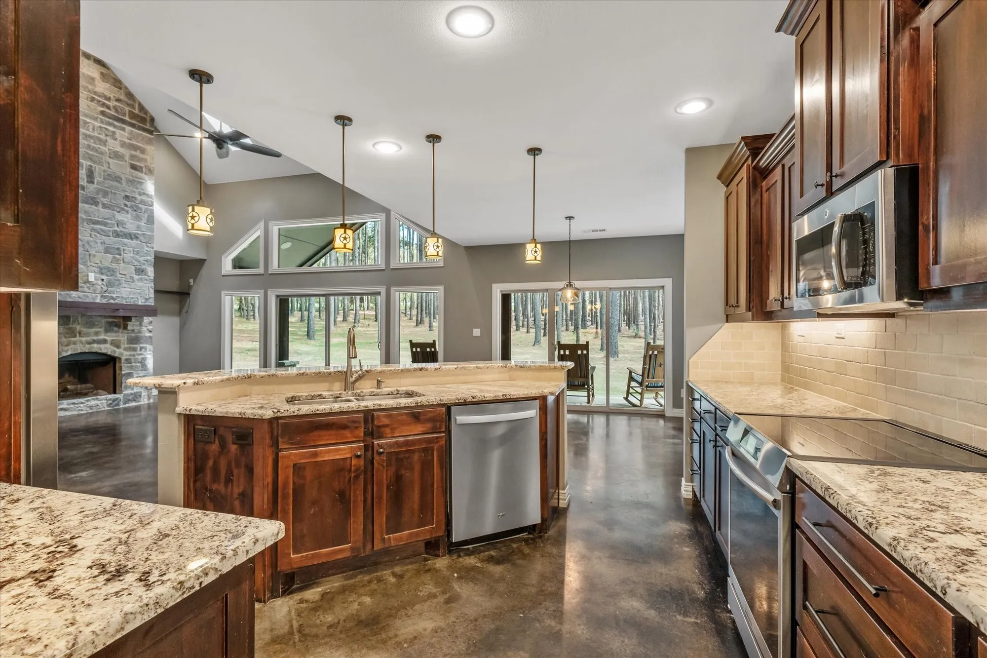 Single Family Residence For Sale in Henderson County , 7726 Fallow Run, Larue, Texas 75770, 4 Bedroom, 3 Bathroom, 2 Garage spaces, 2,277 Sqft, built in 2014, mls#21388653, Real Estate Agent in Larue, Homes For Sale in Henderson county, Homes For Sale in Larue, Realtor in Larue Texas, Real Estate Brokerage Independent Realty Texas, Luminita Cordes Realtor