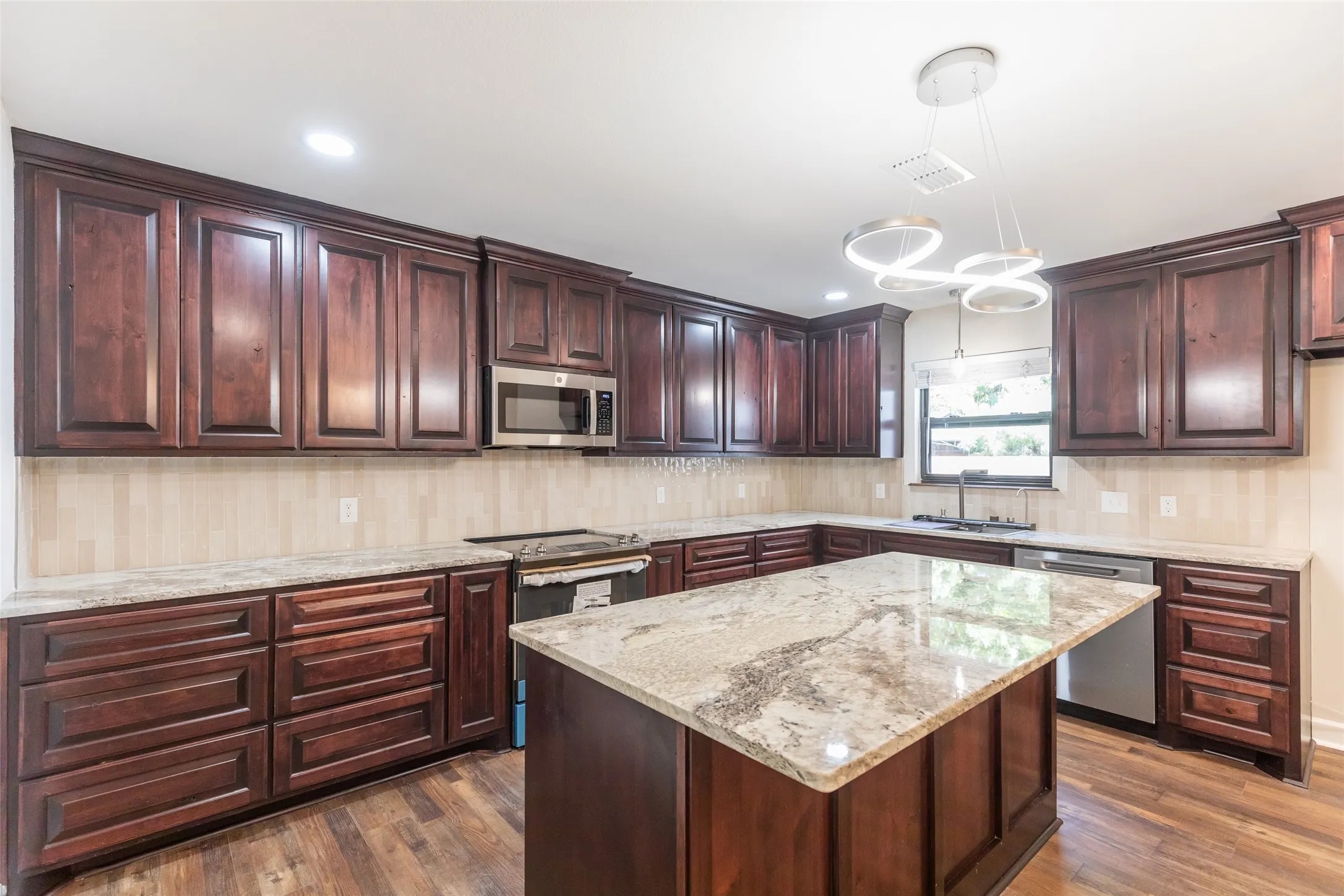 Single Family Residence For Sale in Taylor County , 1394 S Pioneer Drive, Abilene, Texas 79605, 5 Bedroom, 3 Bathroom, Garage spaces, 2,895 Sqft, built in 1972, mls#21391671, Real Estate Agent in Abilene, Homes For Sale in Taylor county, Homes For Sale in Abilene, Realtor in Abilene Texas, Real Estate Brokerage Independent Realty Texas, Luminita Cordes Realtor