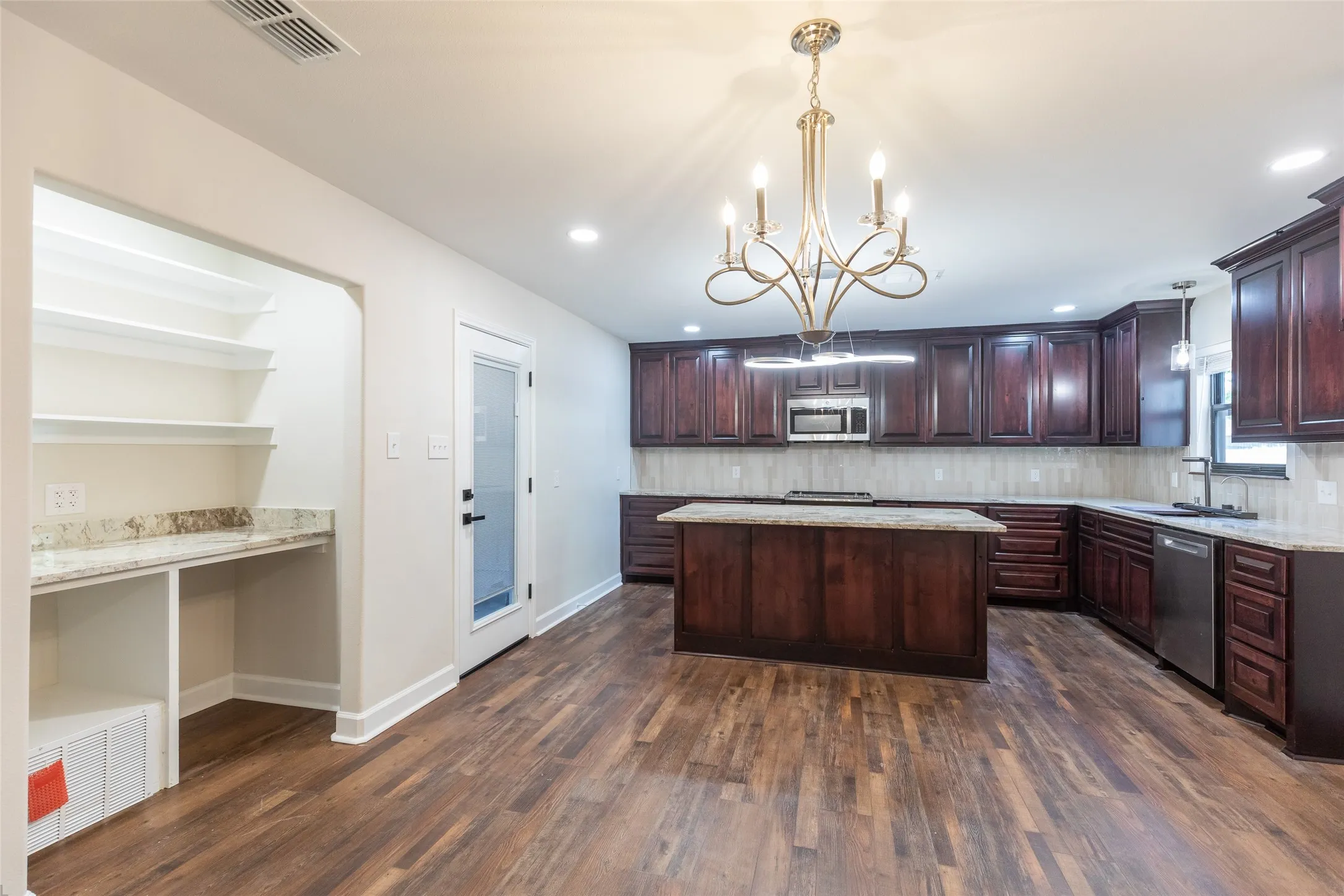 Single Family Residence For Sale in Taylor County , 1394 S Pioneer Drive, Abilene, Texas 79605, 5 Bedroom, 3 Bathroom, Garage spaces, 2,895 Sqft, built in 1972, mls#21391671, Real Estate Agent in Abilene, Homes For Sale in Taylor county, Homes For Sale in Abilene, Realtor in Abilene Texas, Real Estate Brokerage Independent Realty Texas, Luminita Cordes Realtor