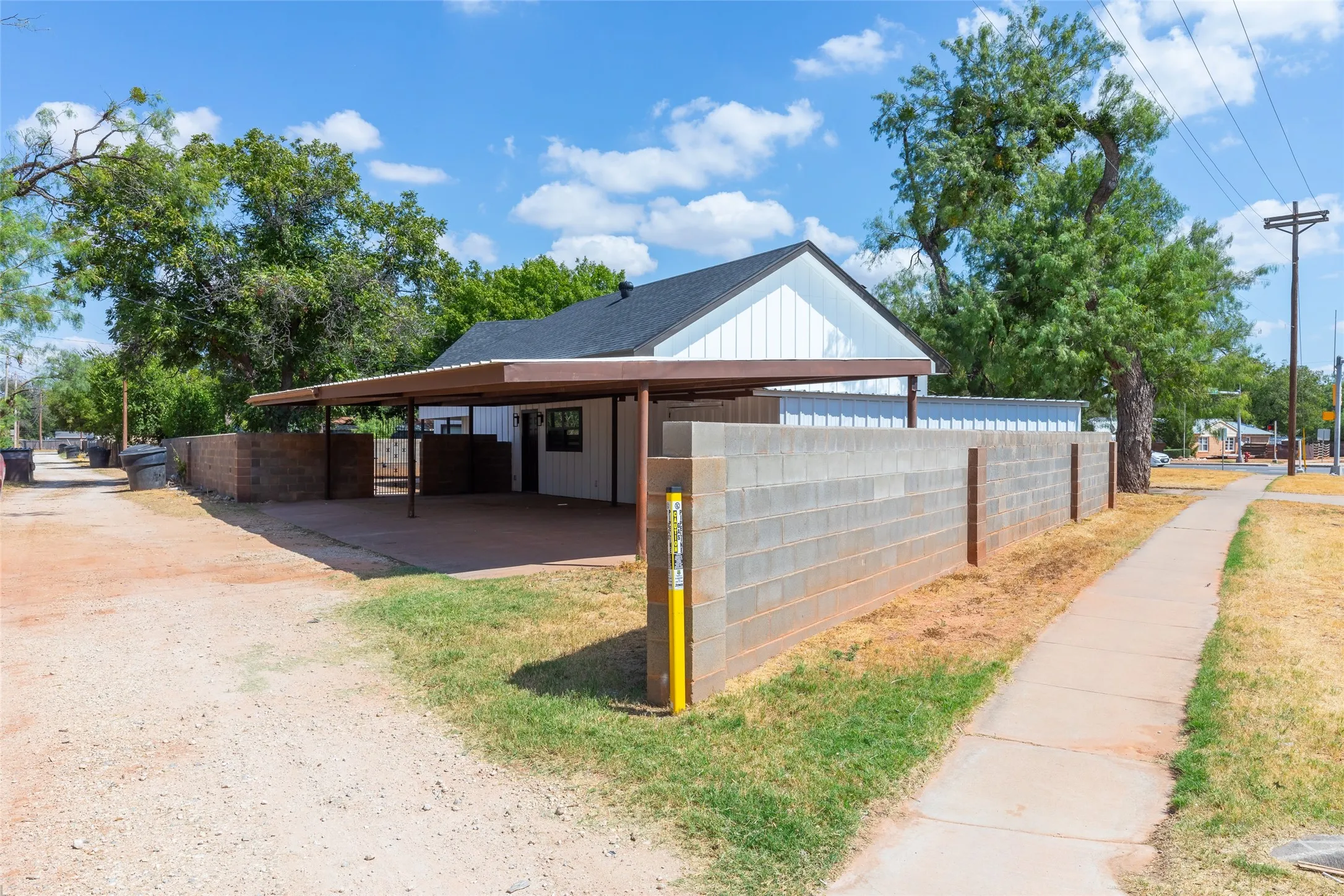Single Family Residence For Sale in Taylor County , 1394 S Pioneer Drive, Abilene, Texas 79605, 5 Bedroom, 3 Bathroom, Garage spaces, 2,895 Sqft, built in 1972, mls#21391671, Real Estate Agent in Abilene, Homes For Sale in Taylor county, Homes For Sale in Abilene, Realtor in Abilene Texas, Real Estate Brokerage Independent Realty Texas, Luminita Cordes Realtor