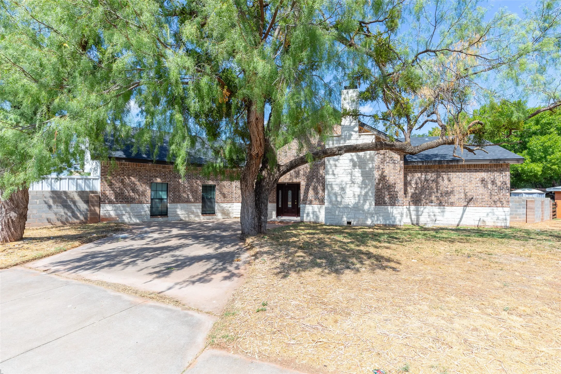 Single Family Residence For Sale in Taylor County , 1394 S Pioneer Drive, Abilene, Texas 79605, 5 Bedroom, 3 Bathroom, Garage spaces, 2,895 Sqft, built in 1972, mls#21391671, Real Estate Agent in Abilene, Homes For Sale in Taylor county, Homes For Sale in Abilene, Realtor in Abilene Texas, Real Estate Brokerage Independent Realty Texas, Luminita Cordes Realtor