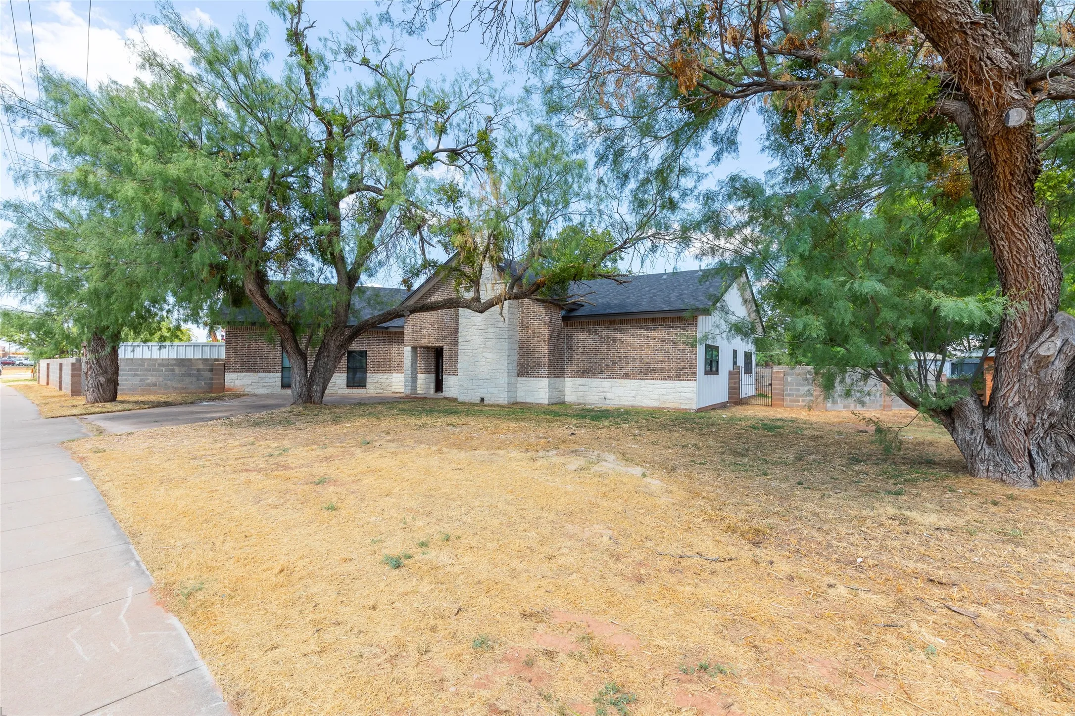 Single Family Residence For Sale in Taylor County , 1394 S Pioneer Drive, Abilene, Texas 79605, 5 Bedroom, 3 Bathroom, Garage spaces, 2,895 Sqft, built in 1972, mls#21391671, Real Estate Agent in Abilene, Homes For Sale in Taylor county, Homes For Sale in Abilene, Realtor in Abilene Texas, Real Estate Brokerage Independent Realty Texas, Luminita Cordes Realtor