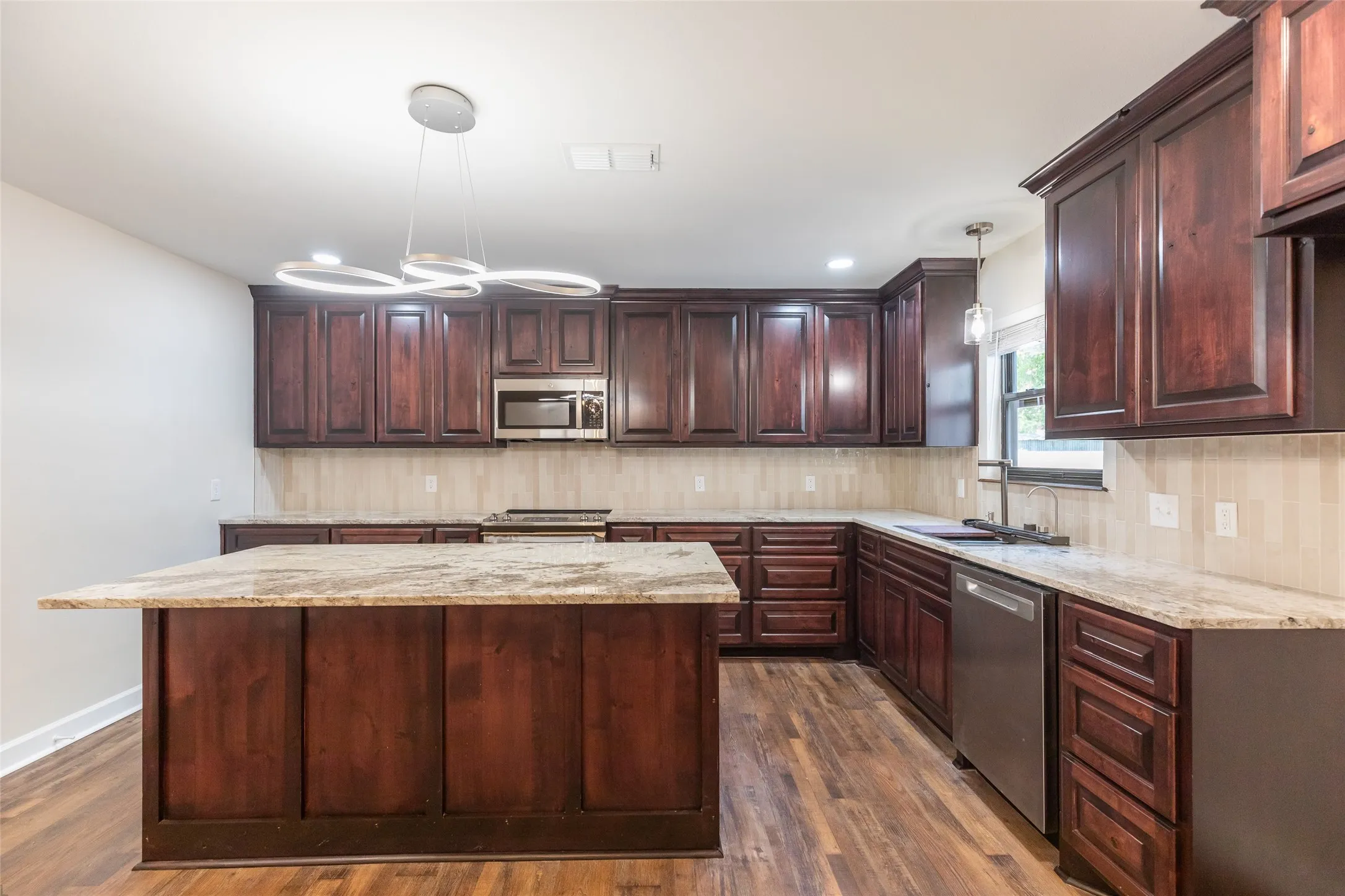 Single Family Residence For Sale in Taylor County , 1394 S Pioneer Drive, Abilene, Texas 79605, 5 Bedroom, 3 Bathroom, Garage spaces, 2,895 Sqft, built in 1972, mls#21391671, Real Estate Agent in Abilene, Homes For Sale in Taylor county, Homes For Sale in Abilene, Realtor in Abilene Texas, Real Estate Brokerage Independent Realty Texas, Luminita Cordes Realtor