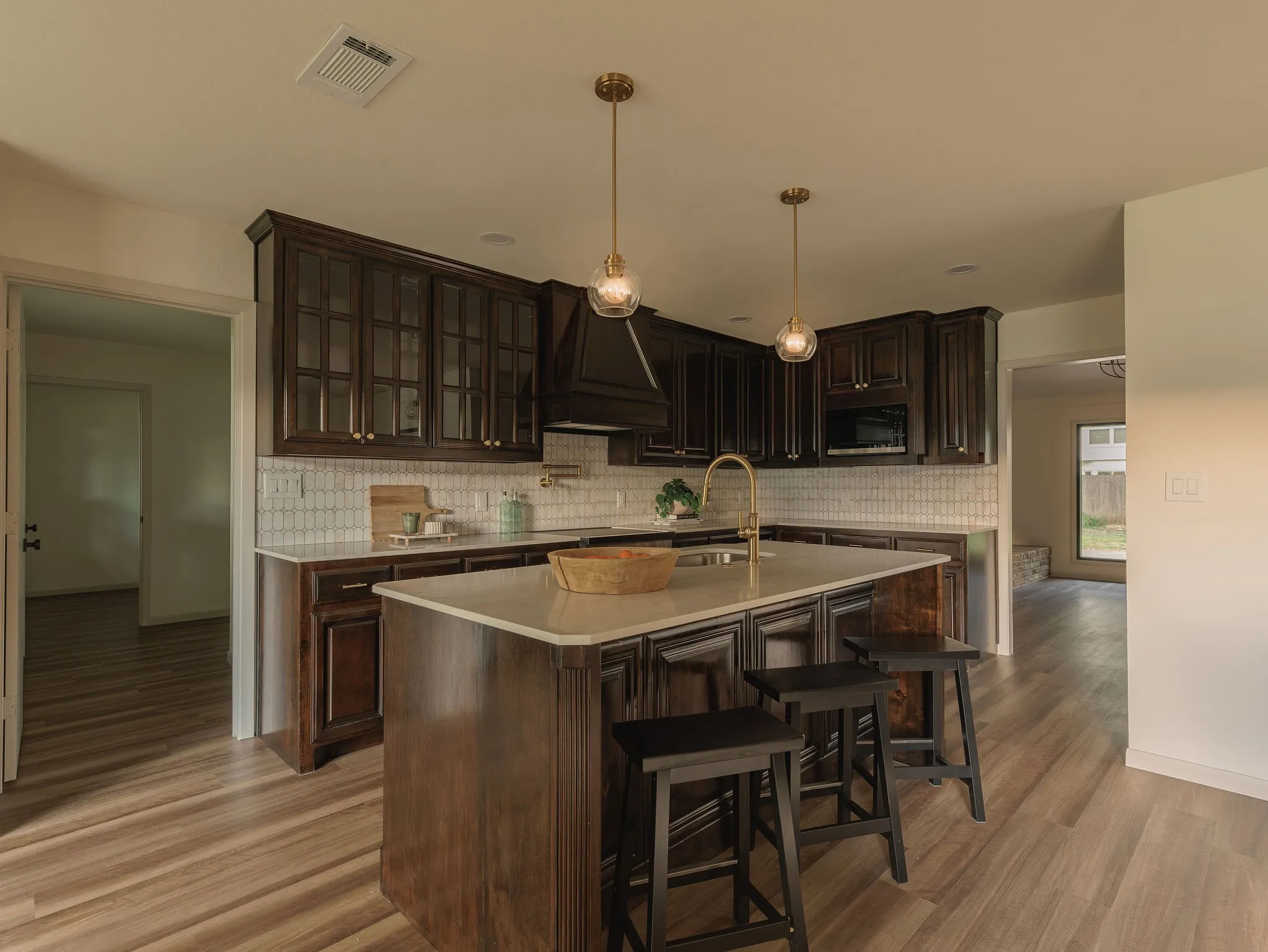 Single Family Residence For Sale in Denton County , 110 Oakmont Drive, Trophy Club, Texas 76262, 4 Bedroom, 3 Bathroom, 2 Garage spaces, 2,626 Sqft, built in 1974, mls#21388840, Real Estate Agent in Trophy Club, Homes For Sale in Denton county, Homes For Sale in Trophy Club, Realtor in Trophy Club Texas, Real Estate Brokerage Independent Realty Texas, Luminita Cordes Realtor