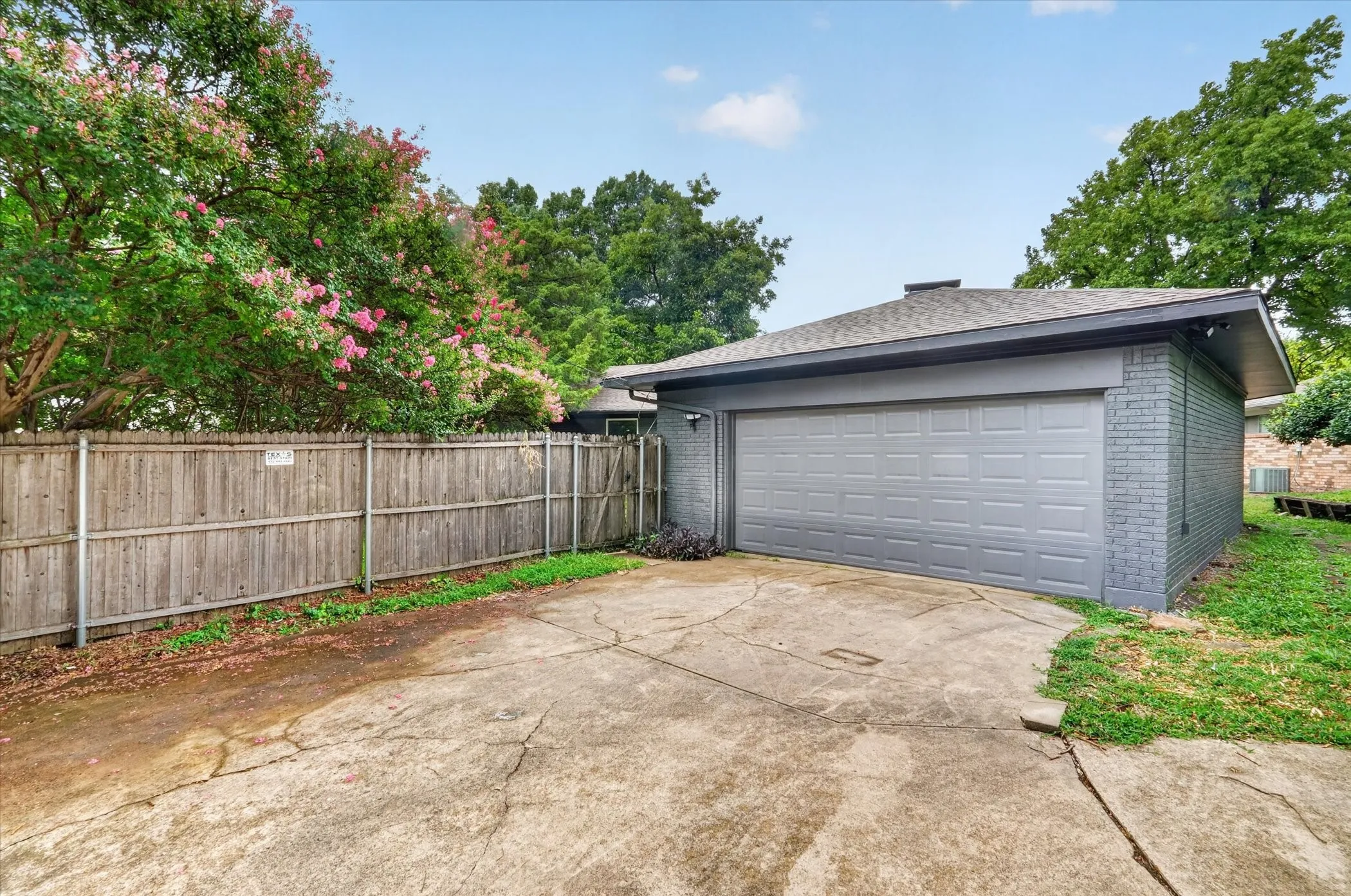 Single Family Residence For Sale in Collin County , 1104 Westwood Drive, Plano, Texas 75075, 3 Bedroom, 3 Bathroom, 2 Garage spaces, 1,999 Sqft, built in 1963, mls#21391706, Real Estate Agent in Plano, Homes For Sale in Collin county, Homes For Sale in Plano, Realtor in Plano Texas, Real Estate Brokerage Independent Realty Texas, Luminita Cordes Realtor