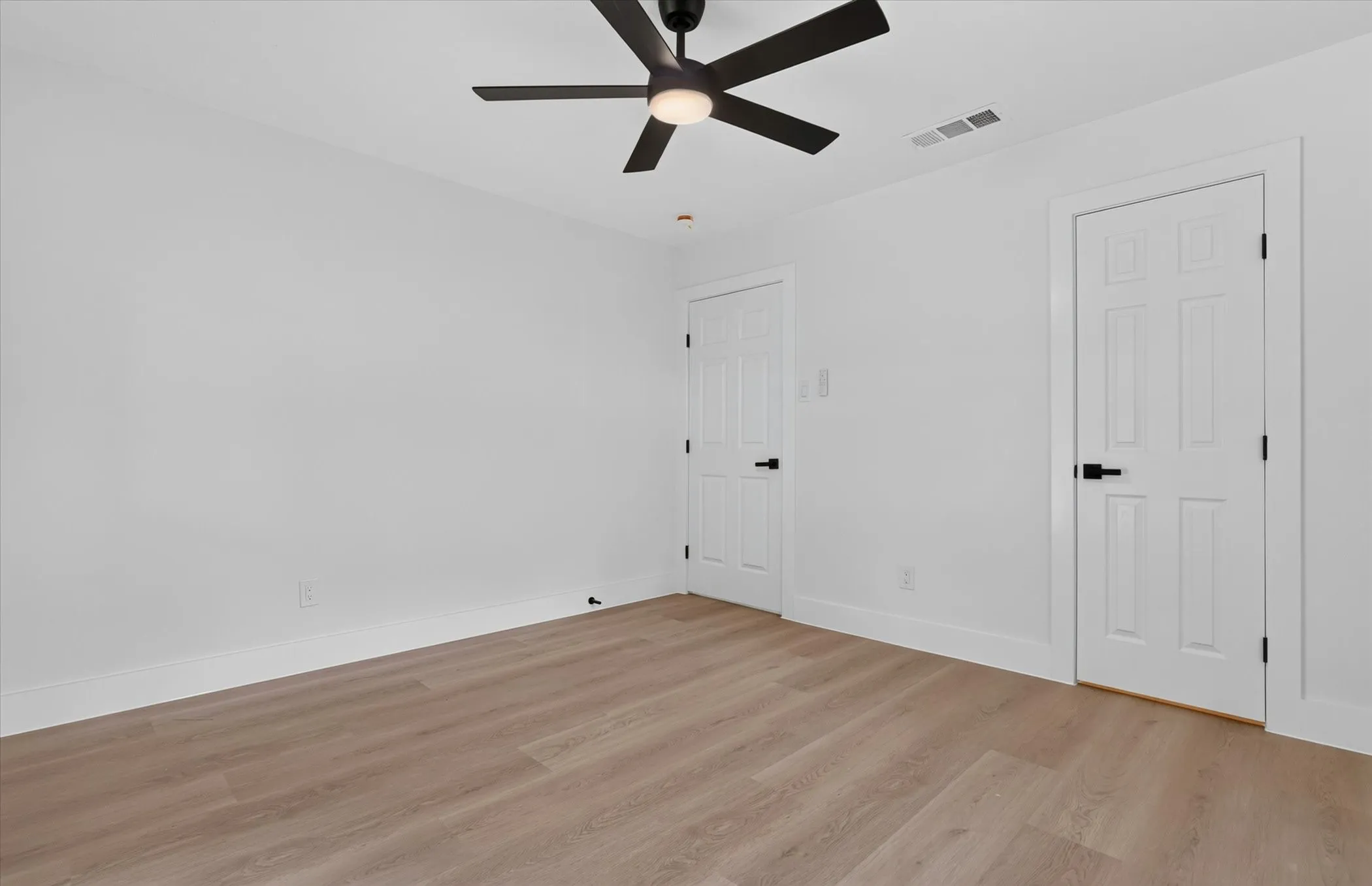 Single Family Residence For Sale in Collin County , 1104 Westwood Drive, Plano, Texas 75075, 3 Bedroom, 3 Bathroom, 2 Garage spaces, 1,999 Sqft, built in 1963, mls#21391706, Real Estate Agent in Plano, Homes For Sale in Collin county, Homes For Sale in Plano, Realtor in Plano Texas, Real Estate Brokerage Independent Realty Texas, Luminita Cordes Realtor