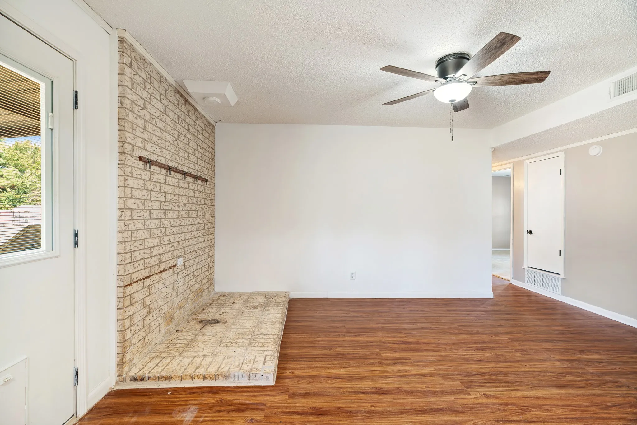 Single Family Residence For Sale in Lamar County , 6115 Waggoner Street, Reno, Texas 75462, 3 Bedroom, 2 Bathroom, Garage spaces, 1,461 Sqft, built in 1975, mls#21391701, Real Estate Agent in Reno, Homes For Sale in Lamar county, Homes For Sale in Reno, Realtor in Reno Texas, Real Estate Brokerage Independent Realty Texas, Luminita Cordes Realtor