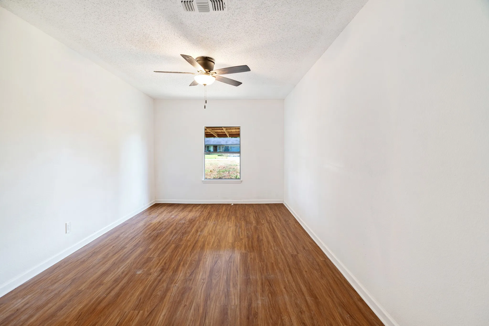Single Family Residence For Sale in Lamar County , 6115 Waggoner Street, Reno, Texas 75462, 3 Bedroom, 2 Bathroom, Garage spaces, 1,461 Sqft, built in 1975, mls#21391701, Real Estate Agent in Reno, Homes For Sale in Lamar county, Homes For Sale in Reno, Realtor in Reno Texas, Real Estate Brokerage Independent Realty Texas, Luminita Cordes Realtor