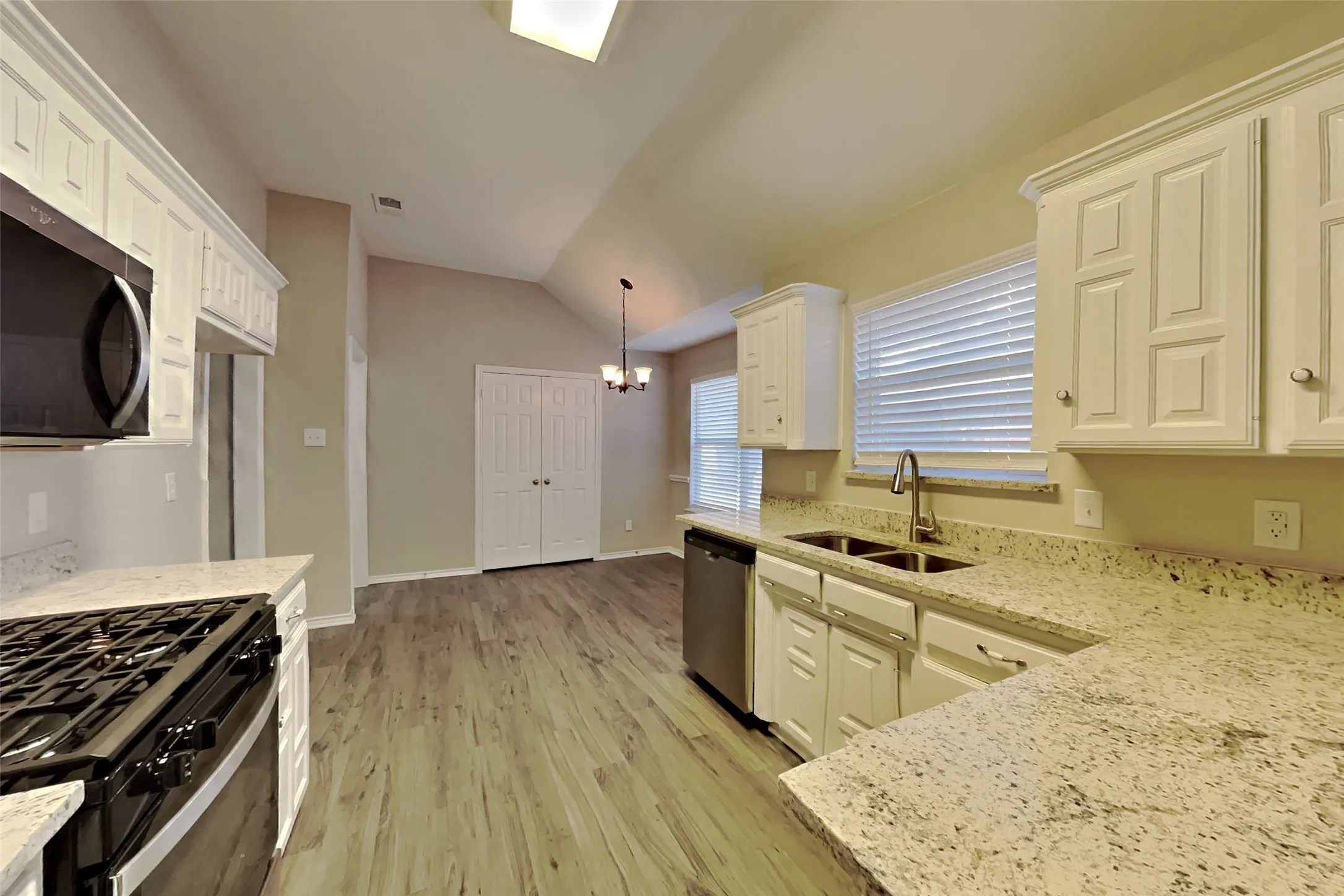 Single Family Residence For Rent in Tarrant County , 1121 Springwood Drive, Saginaw, Texas 76179, 3 Bedroom, 2 Bathroom, 2 Garage spaces, 2,149 Sqft, built in 1996, mls#21391710, Real Estate Agent in Saginaw, Homes For Rent in Tarrant county, Homes For Rent in Saginaw, Realtor in Saginaw Texas, Real Estate Brokerage Independent Realty Texas, Luminita Cordes Realtor