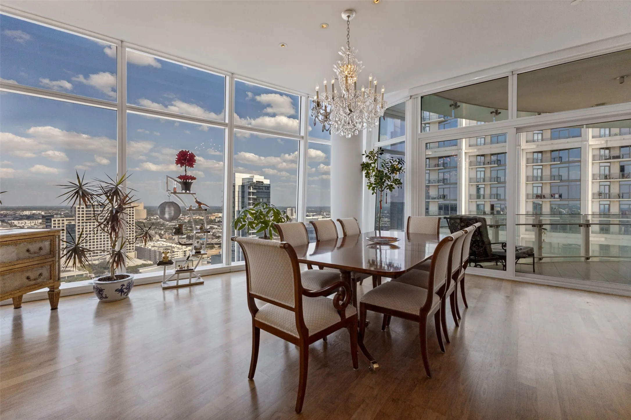 Condominium For Sale in Dallas County , 1918 Olive Street 2802, Dallas, Texas 75201, 3 Bedroom, 3 Bathroom, 2 Garage spaces, 3,013 Sqft, built in 2013, mls#21391714, Real Estate Agent in Dallas, Homes For Sale in Dallas county, Homes For Sale in Dallas, Realtor in Dallas Texas, Real Estate Brokerage Independent Realty Texas, Luminita Cordes Realtor