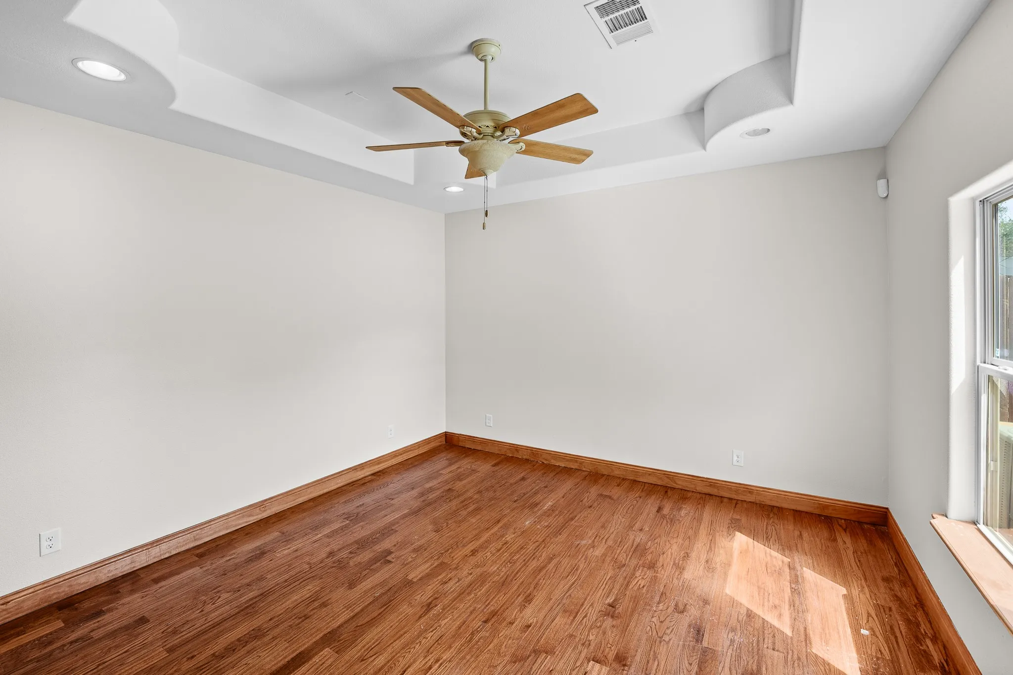 Single Family Residence For Sale in Tarrant County , 1201 S Sargent Street, Fort Worth, Texas 76105, 3 Bedroom, 2 Bathroom, Garage spaces, 1,554 Sqft, built in 2015, mls#21386590, Real Estate Agent in Fort Worth, Homes For Sale in Tarrant county, Homes For Sale in Fort Worth, Realtor in Fort Worth Texas, Real Estate Brokerage Independent Realty Texas, Luminita Cordes Realtor