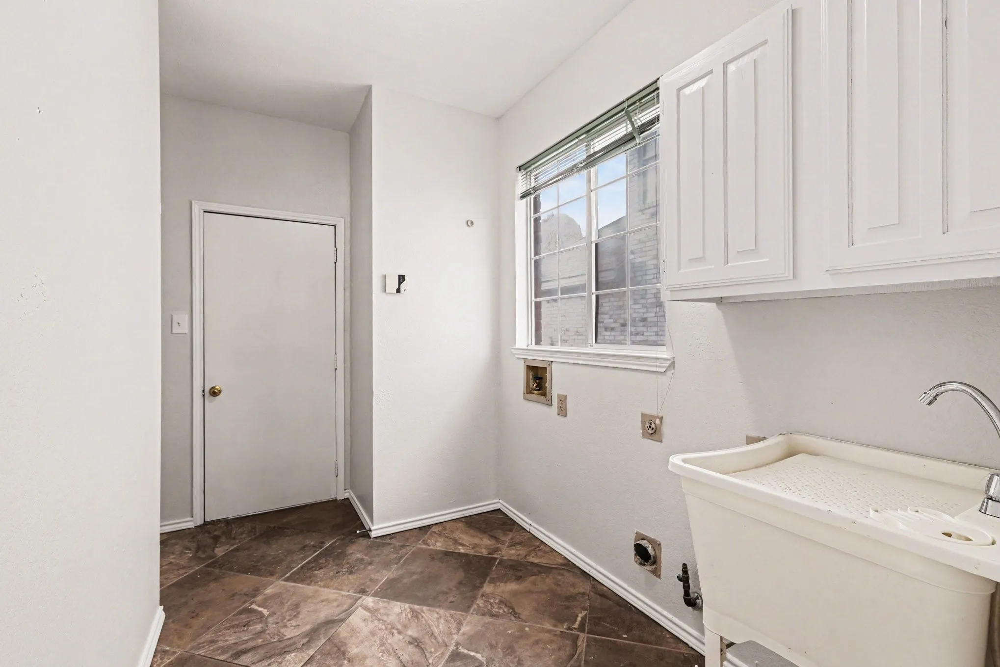 Single Family Residence For Sale in Denton County , 2829 Panorama Drive, Carrollton, Texas 75007, 3 Bedroom, 3 Bathroom, 2 Garage spaces, 2,719 Sqft, built in 1989, mls#21391696, Real Estate Agent in Carrollton, Homes For Sale in Denton county, Homes For Sale in Carrollton, Realtor in Carrollton Texas, Real Estate Brokerage Independent Realty Texas, Luminita Cordes Realtor