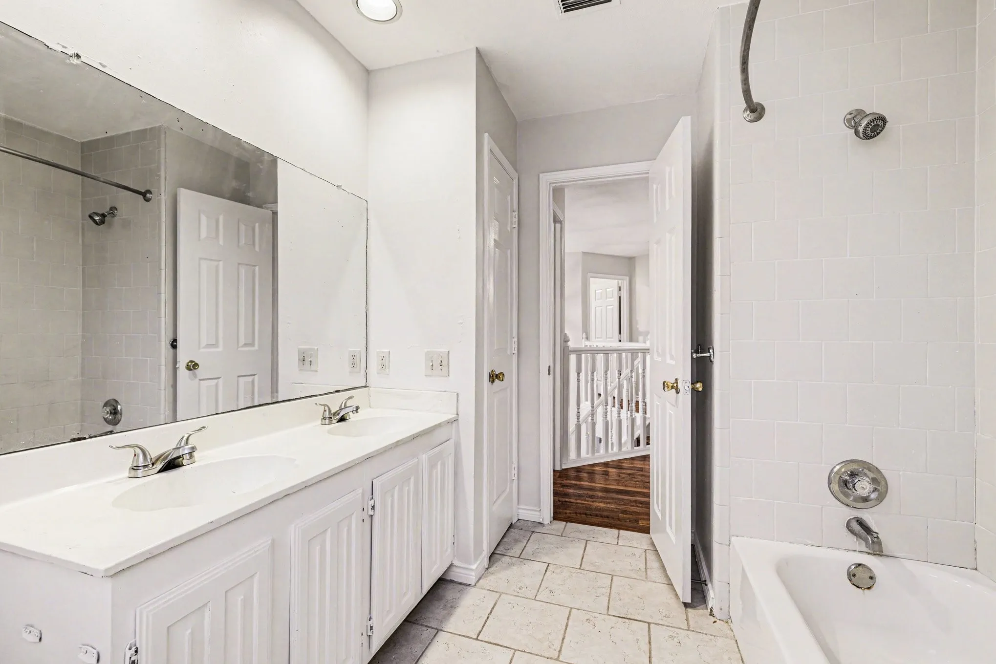 Single Family Residence For Sale in Denton County , 2829 Panorama Drive, Carrollton, Texas 75007, 3 Bedroom, 3 Bathroom, 2 Garage spaces, 2,719 Sqft, built in 1989, mls#21391696, Real Estate Agent in Carrollton, Homes For Sale in Denton county, Homes For Sale in Carrollton, Realtor in Carrollton Texas, Real Estate Brokerage Independent Realty Texas, Luminita Cordes Realtor