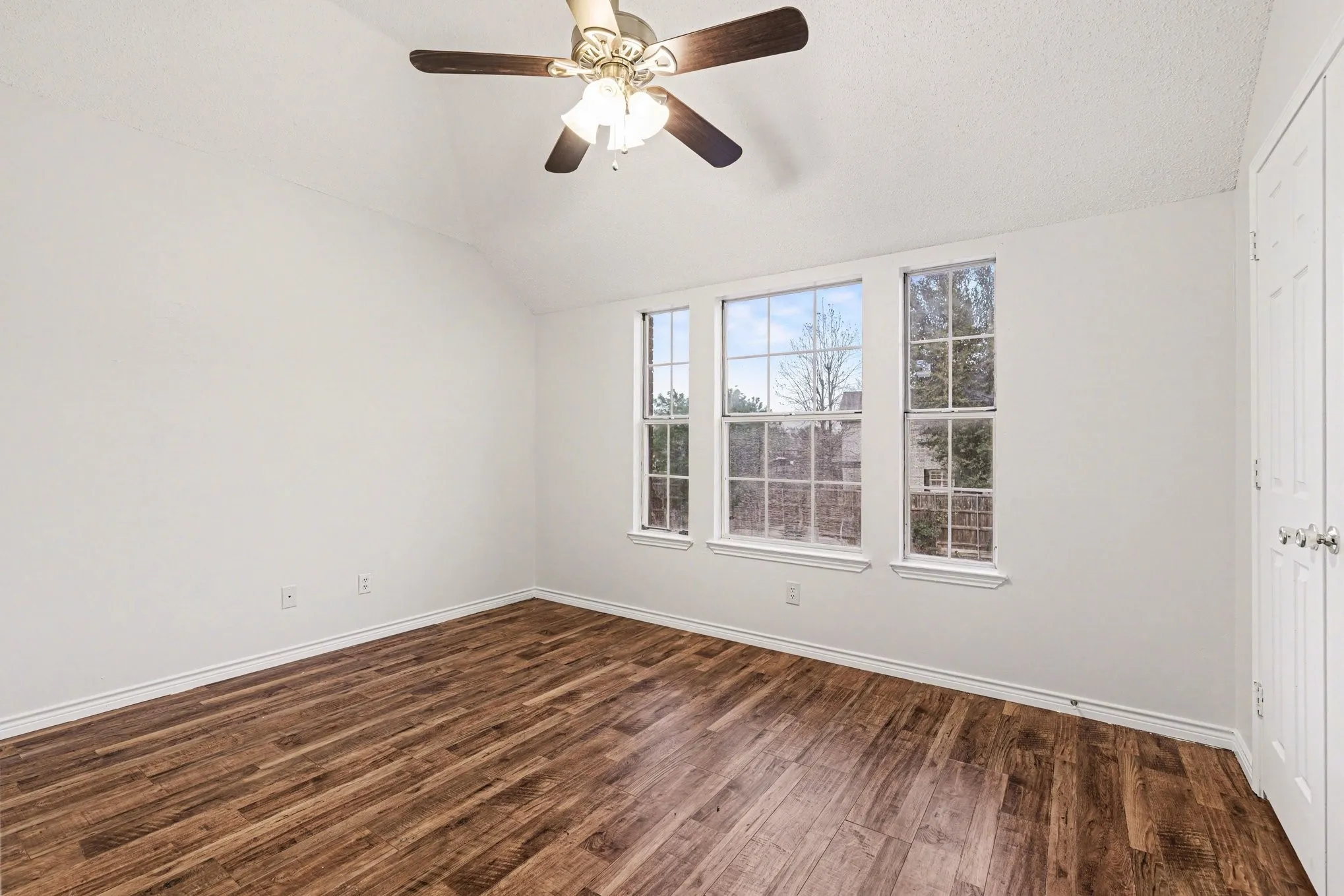 Single Family Residence For Sale in Denton County , 2829 Panorama Drive, Carrollton, Texas 75007, 3 Bedroom, 3 Bathroom, 2 Garage spaces, 2,719 Sqft, built in 1989, mls#21391696, Real Estate Agent in Carrollton, Homes For Sale in Denton county, Homes For Sale in Carrollton, Realtor in Carrollton Texas, Real Estate Brokerage Independent Realty Texas, Luminita Cordes Realtor